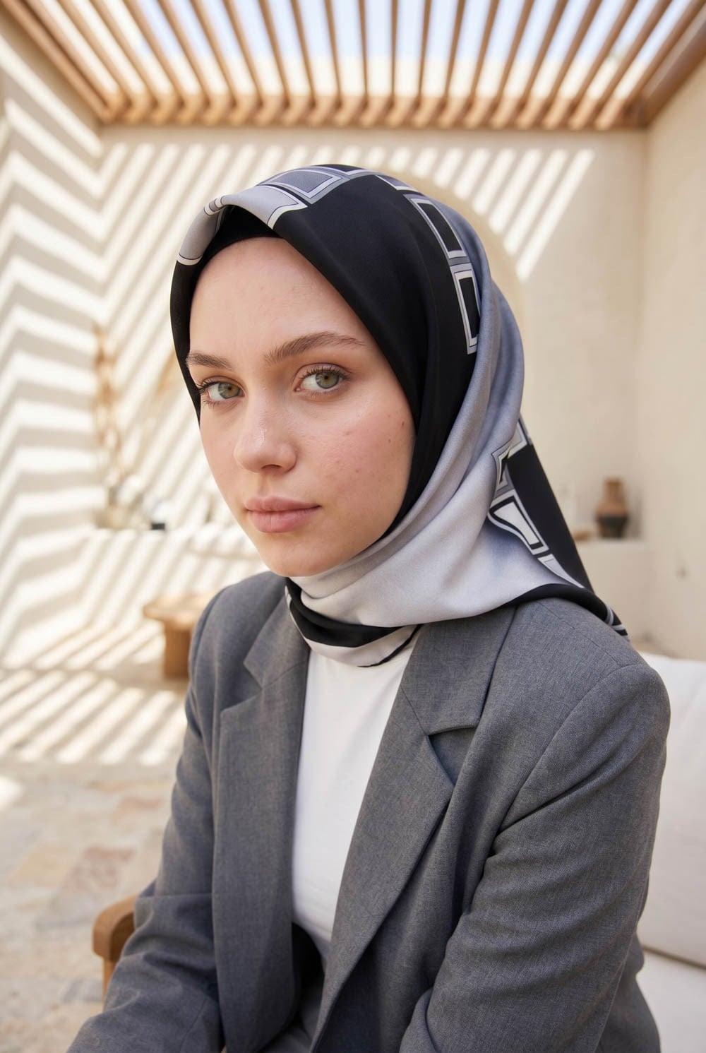 %100 Twill İpek Geometrik Desenli Siyah - Gri Renkli 90x90 Eşarp Dikim Şekli : El Dikişi