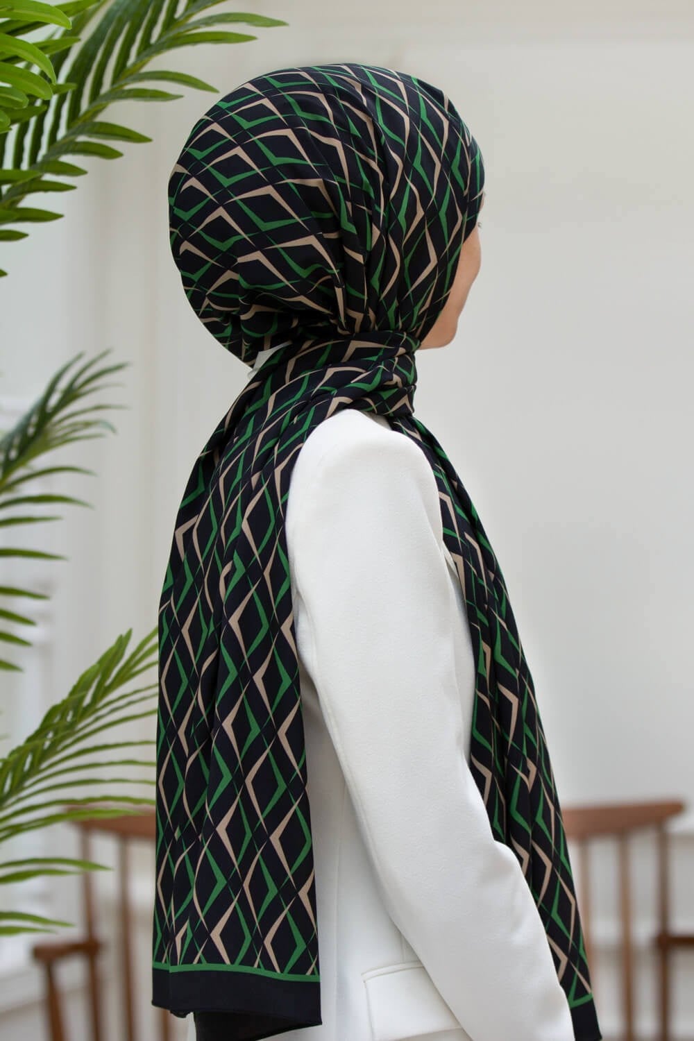 KREP GEOMETRİK DESENLİ SİYAH - ZÜMRÜT YEŞİLİ RENKLİ 75X195 KIRIŞMAZ ŞAL