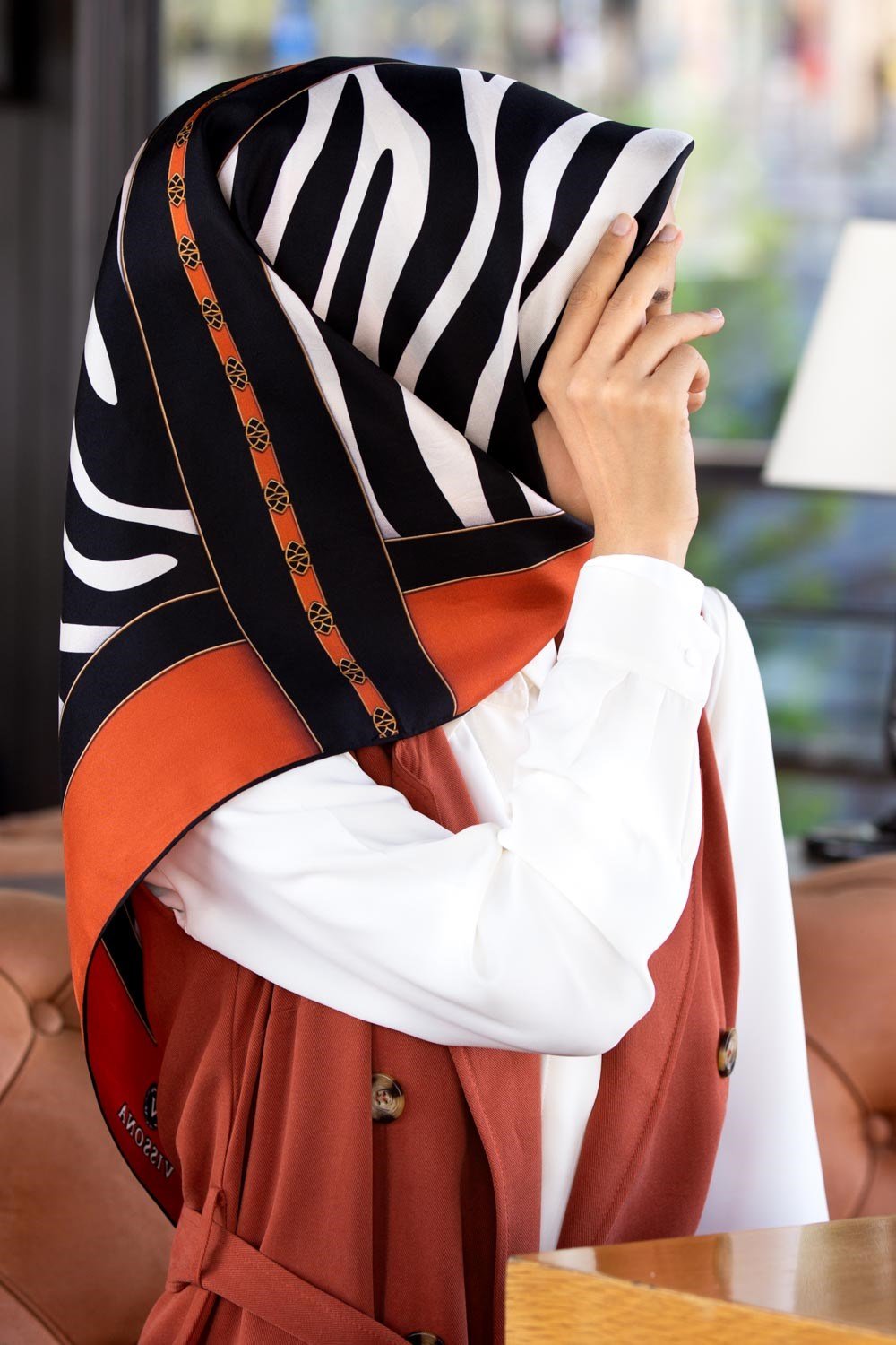 %100 Twill İpek Zebra Desenli Taba - Siyah Renkli 90x90 Eşarp Kenar Dikiş Şekli El Dikişli