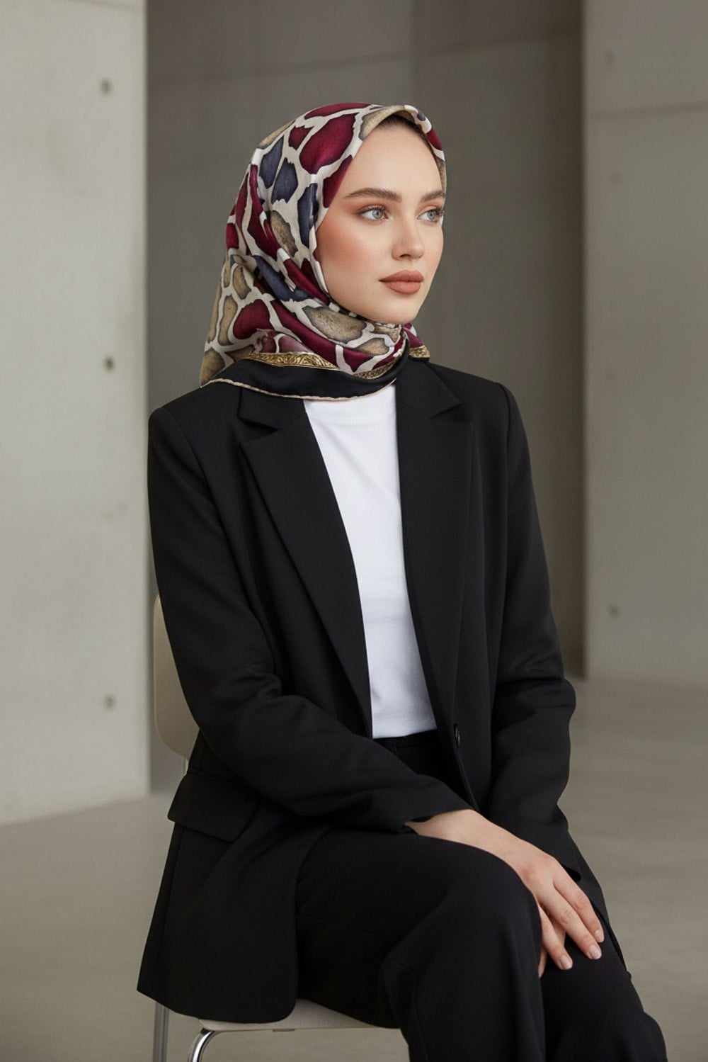 %100 Twill İpek Zürafa Desenli Bordo - Gri Renkli 90x90 Eşarp Dikim Şekli : El Dikişi