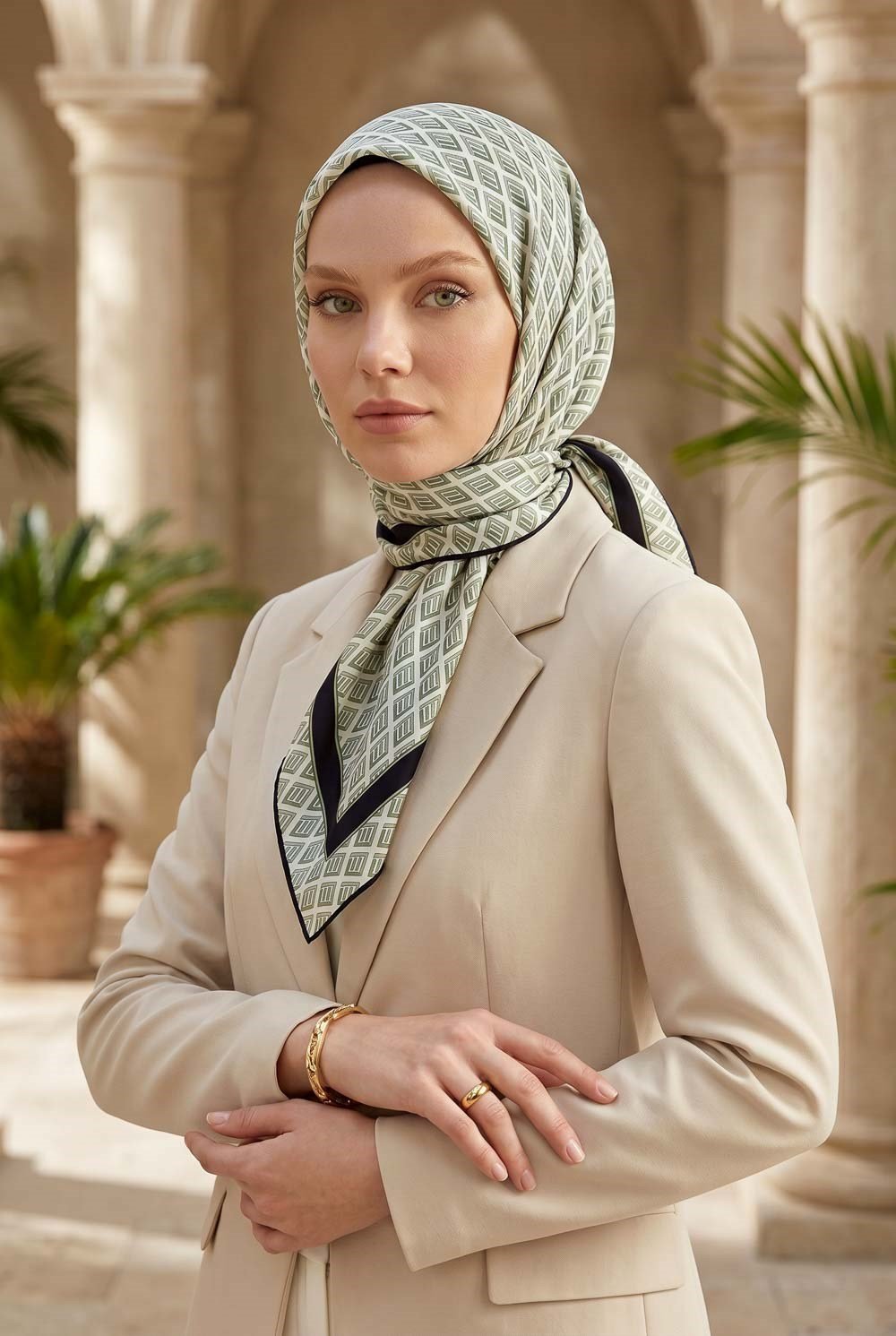 % 57 İPEK % 43 VİSKON Twill İpek Geometrik Desenli Krem - Çağla Renkli 90x90 Eşarp Dikim Şekli : El Dikişi