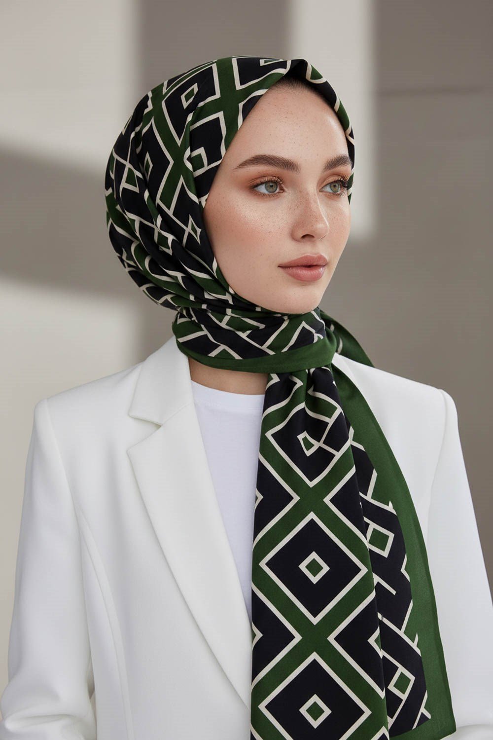 KREP GEOMETRİK DESENLİ ZÜMRÜT YEŞİLİ RENKLİ 75X195 KIRIŞMAZ ŞAL