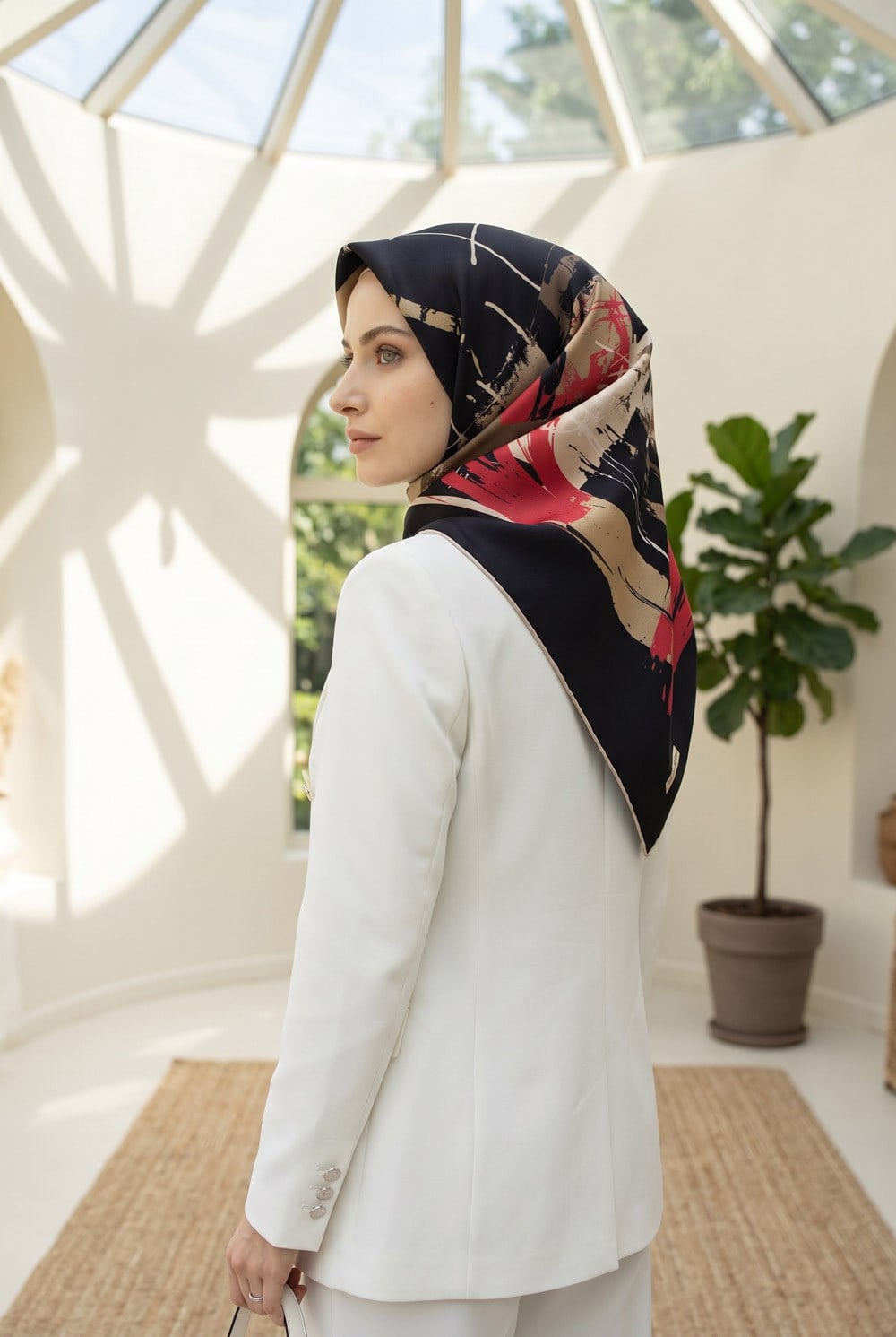 %57 İPEK %43 VİSKON Twill İpek Geometrik Desenli Siyah - Kırmızı Renkli 90x90 Eşarp Dikim Şekli : El Dikişi