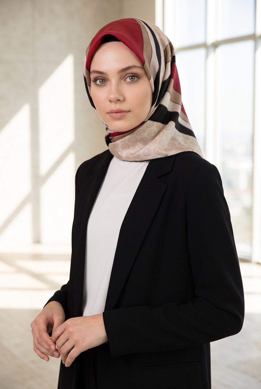 %100 Twill İpek Monogram Ve Geometrik Desenli Bordo - Krem Renkli 90x90 Eşarp Dikim Şekli : El Dikişi