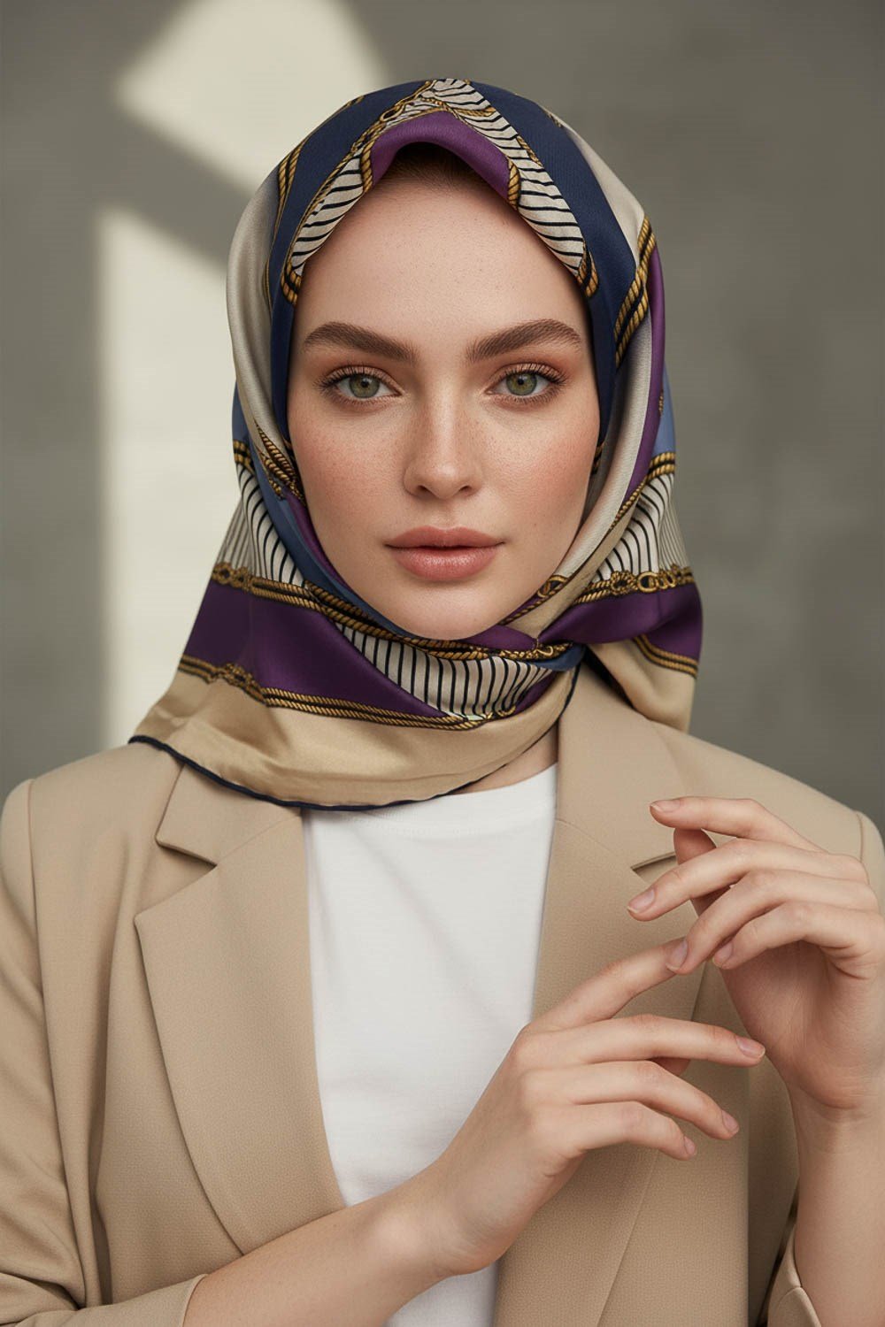 %100 Twill İpek Zincir Detaylı Geometrik Desenli İndigo - Mor Renkli 90x90 Eşarp Dikim Şekli : El Dikişi
