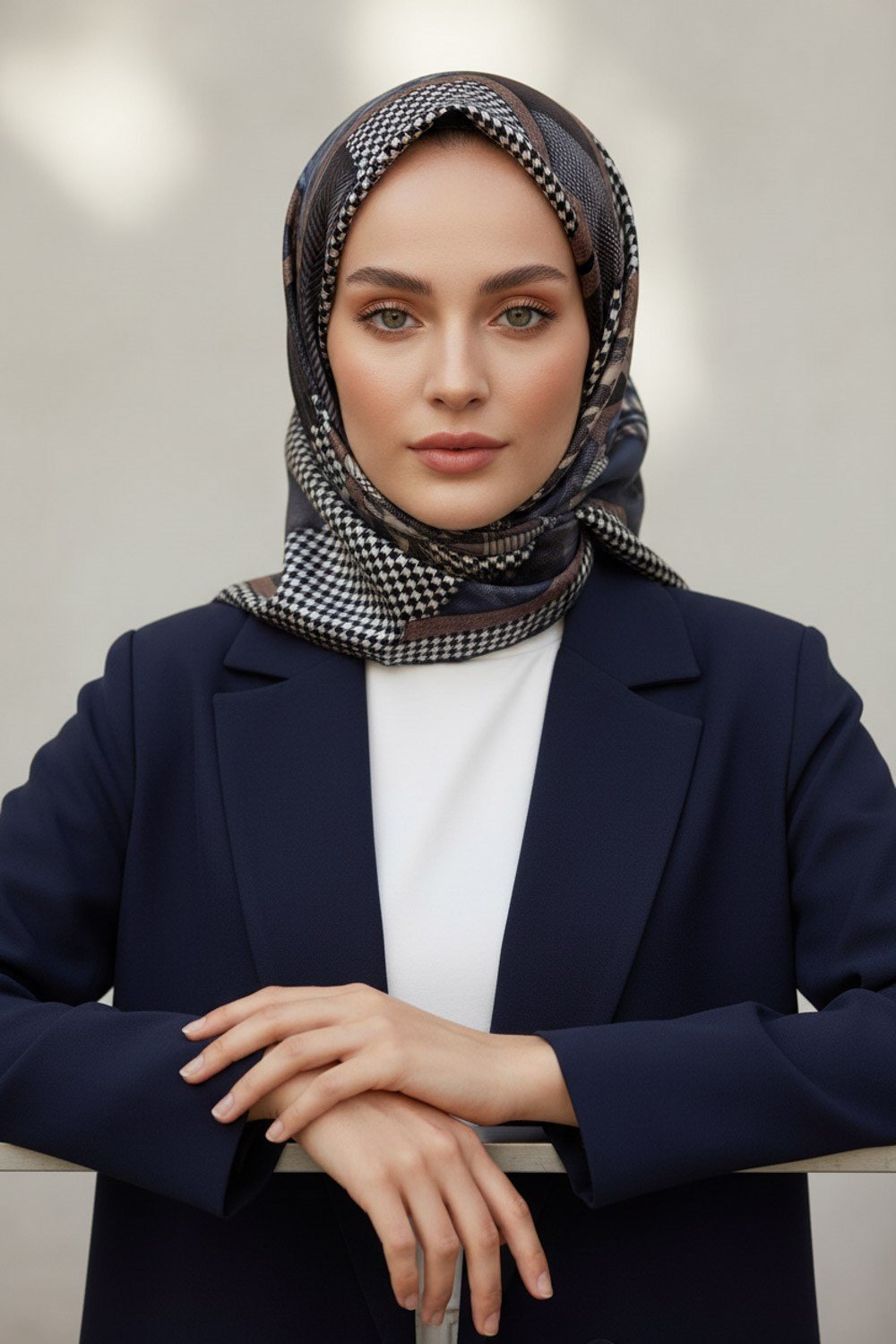 %100 Twill İpek Kazakayaklı Ve Ekose Desenli İndigo - Krem Renkli 90x90 Eşarp Dikim Şekli : El Dikişi