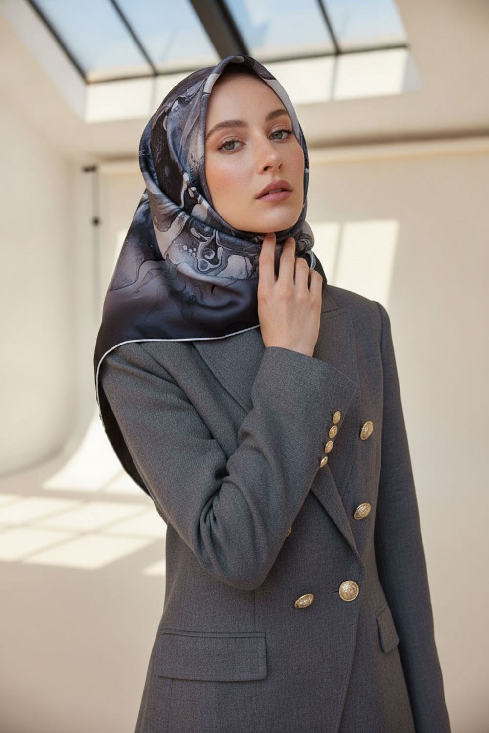 %100 Twill İpek Batik Çiçek Desenli Siyah - Gümüş Renkli 90x90 Eşarp Dikim Şekli : El Dikişi