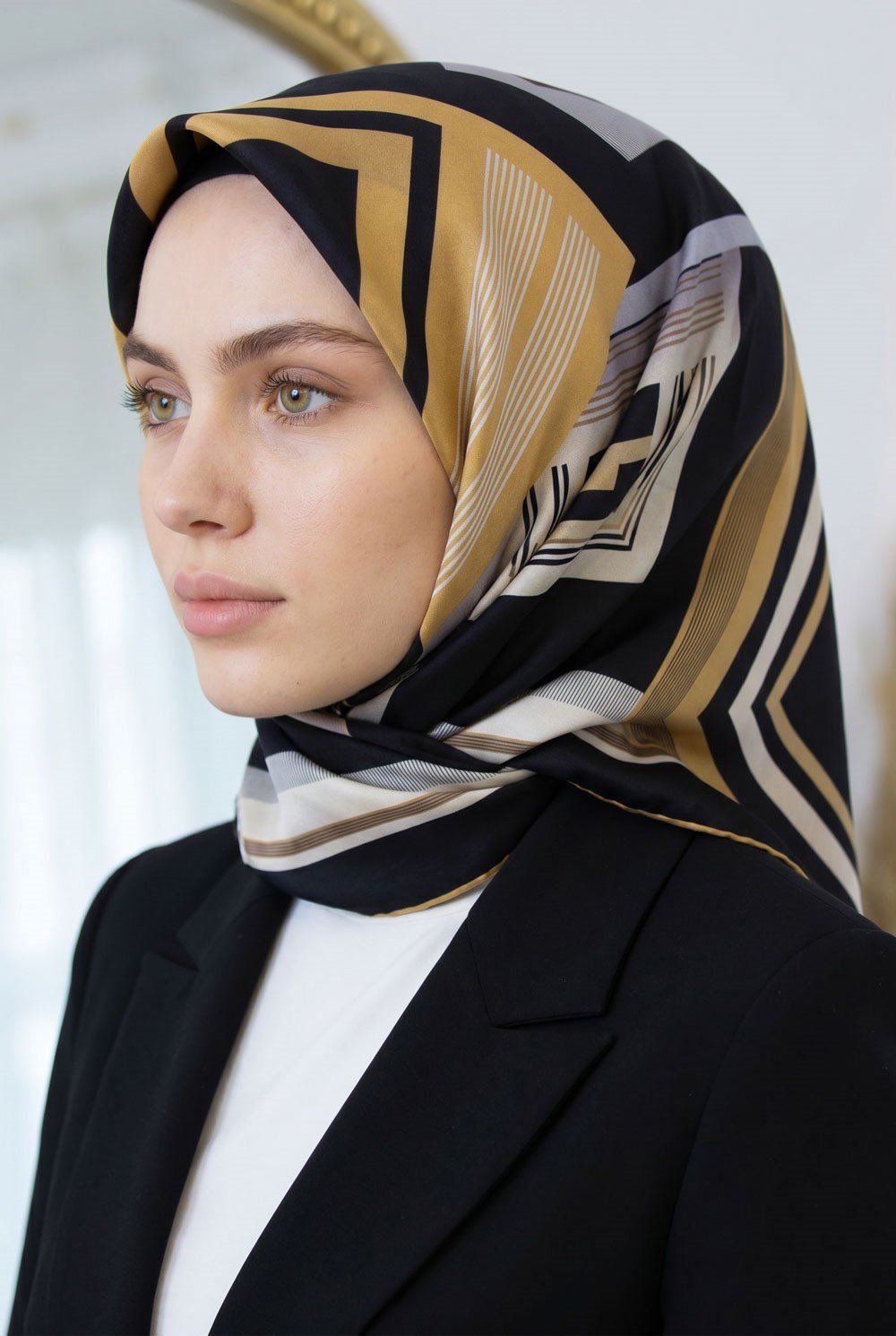 %100 Twill İpek Kare Desenli Siyah - Gold Renkli 90x90 Eşarp Kenar Dikiş Şekli El Dikişli