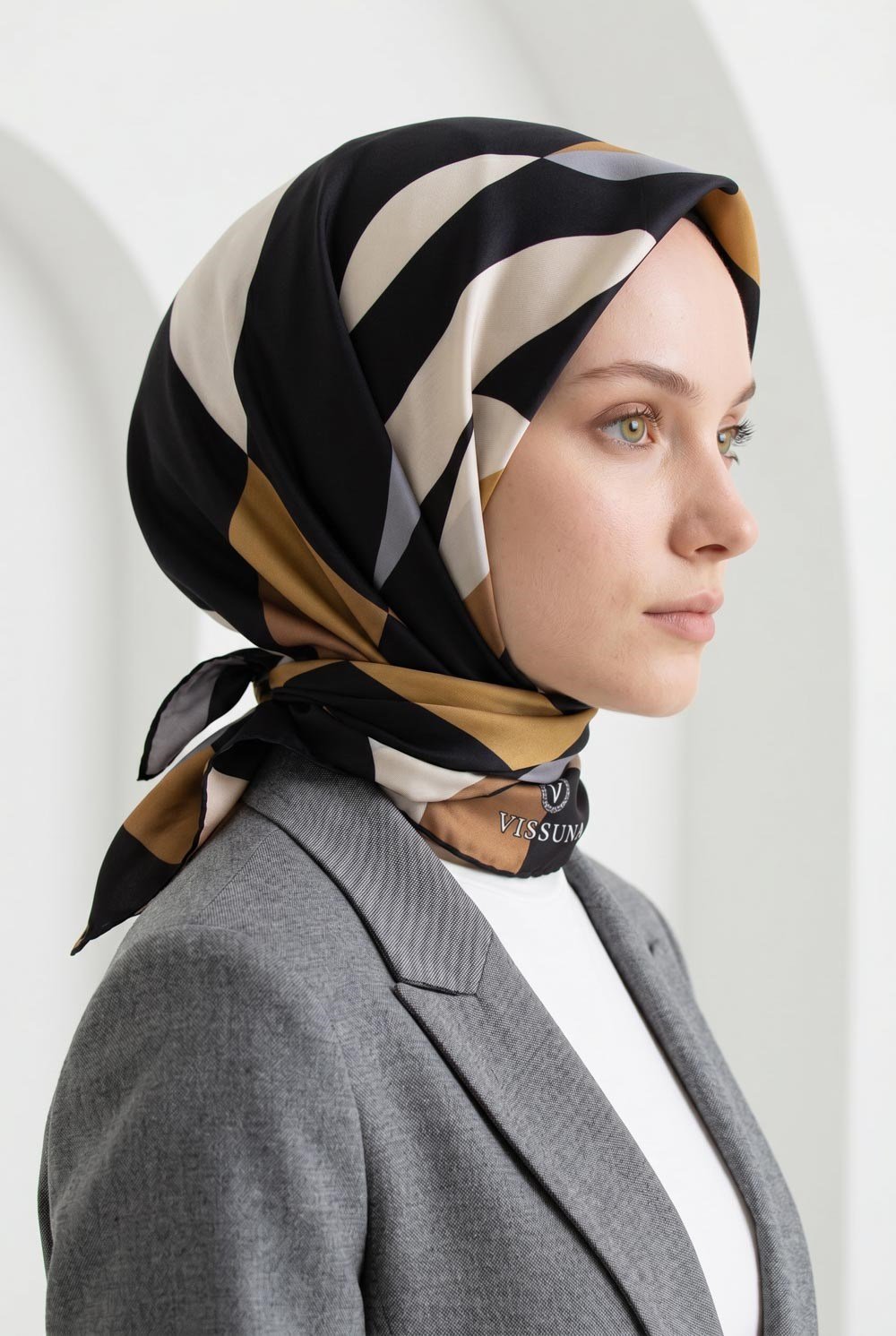 %100 Twill İpek Geometrik Desenli Gri - Gold Renkli 90x90 Eşarp Dikim Şekli : El Dikişi