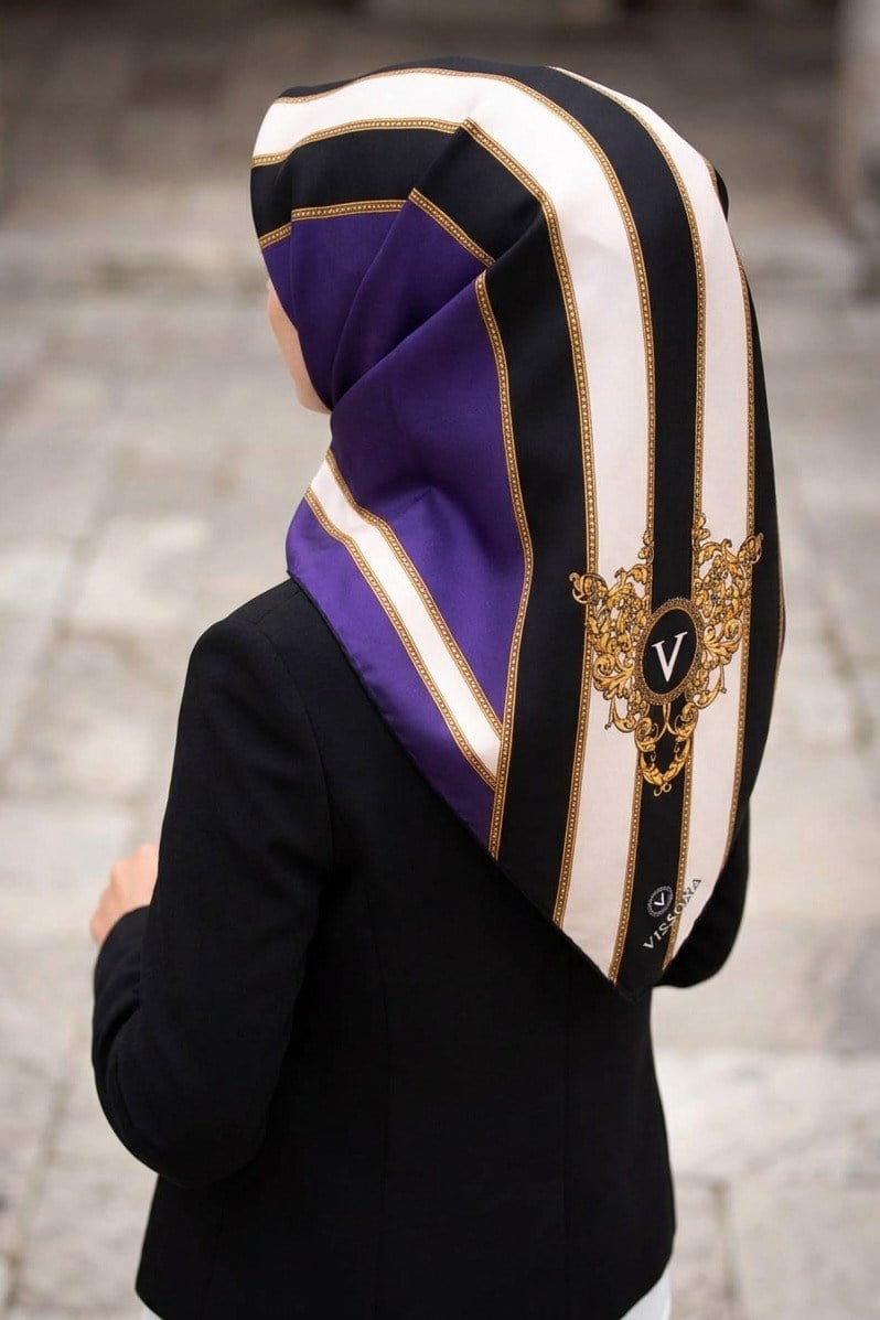 %100 Twill İpek Barok Ve Şerit Desenli Mor - Siyah Renkli 90x90 Eşarp Dikim Şekli : El Dikişi