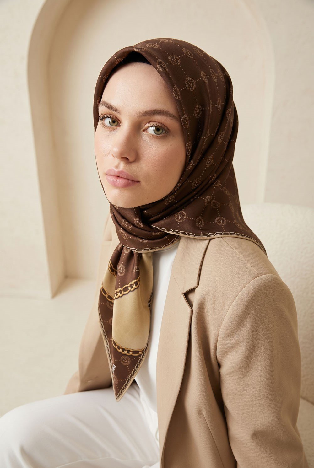 %100 Twill İpek Zincirli Ve Monogram Desenli Sütlü Kahve - Bej Renkli 90x90 Eşarp Dikim Şekli : El Dikişi