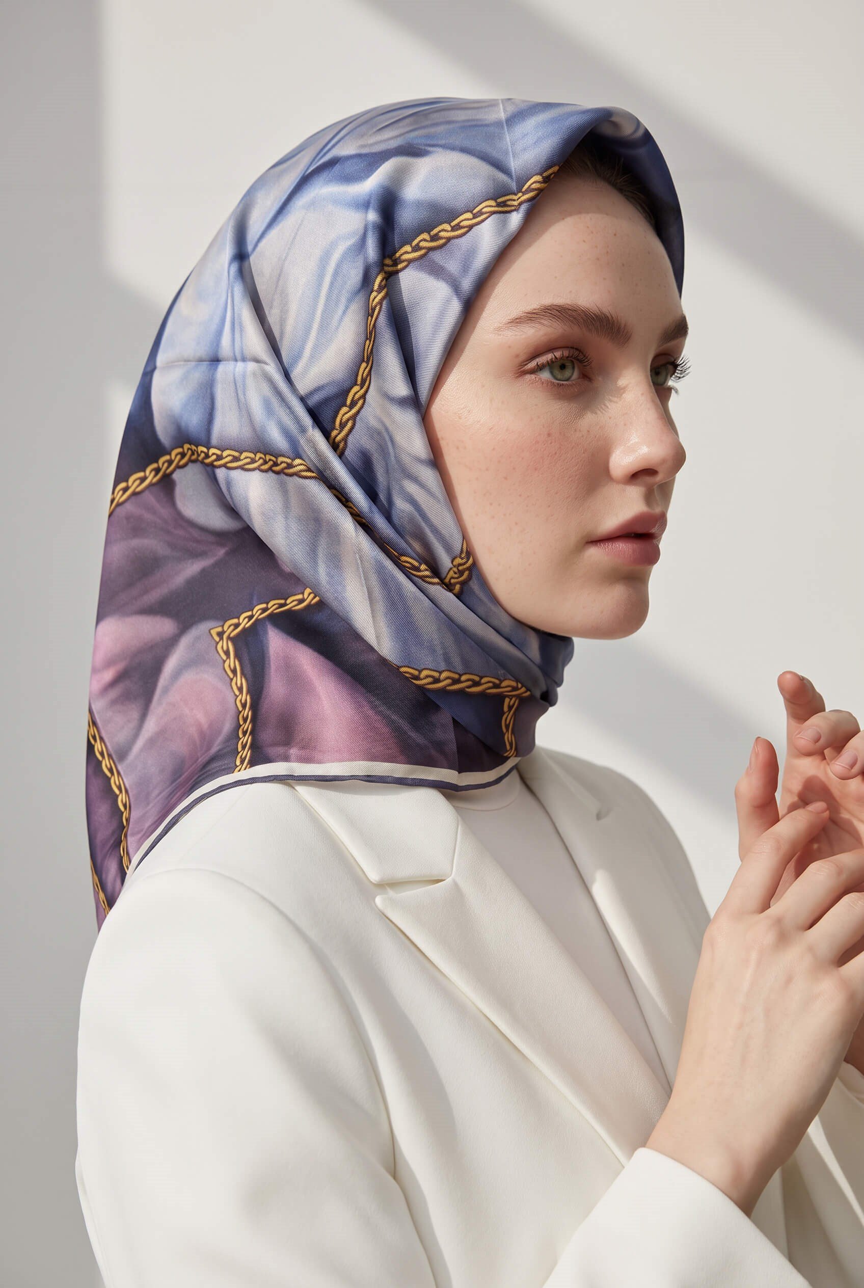 % 57 İPEK % 43 VİSKON Twill İpek Çiçek Geometrik Desenli indigo Renkli 90x90 Eşarp Dikim Şekli : El Dikişi