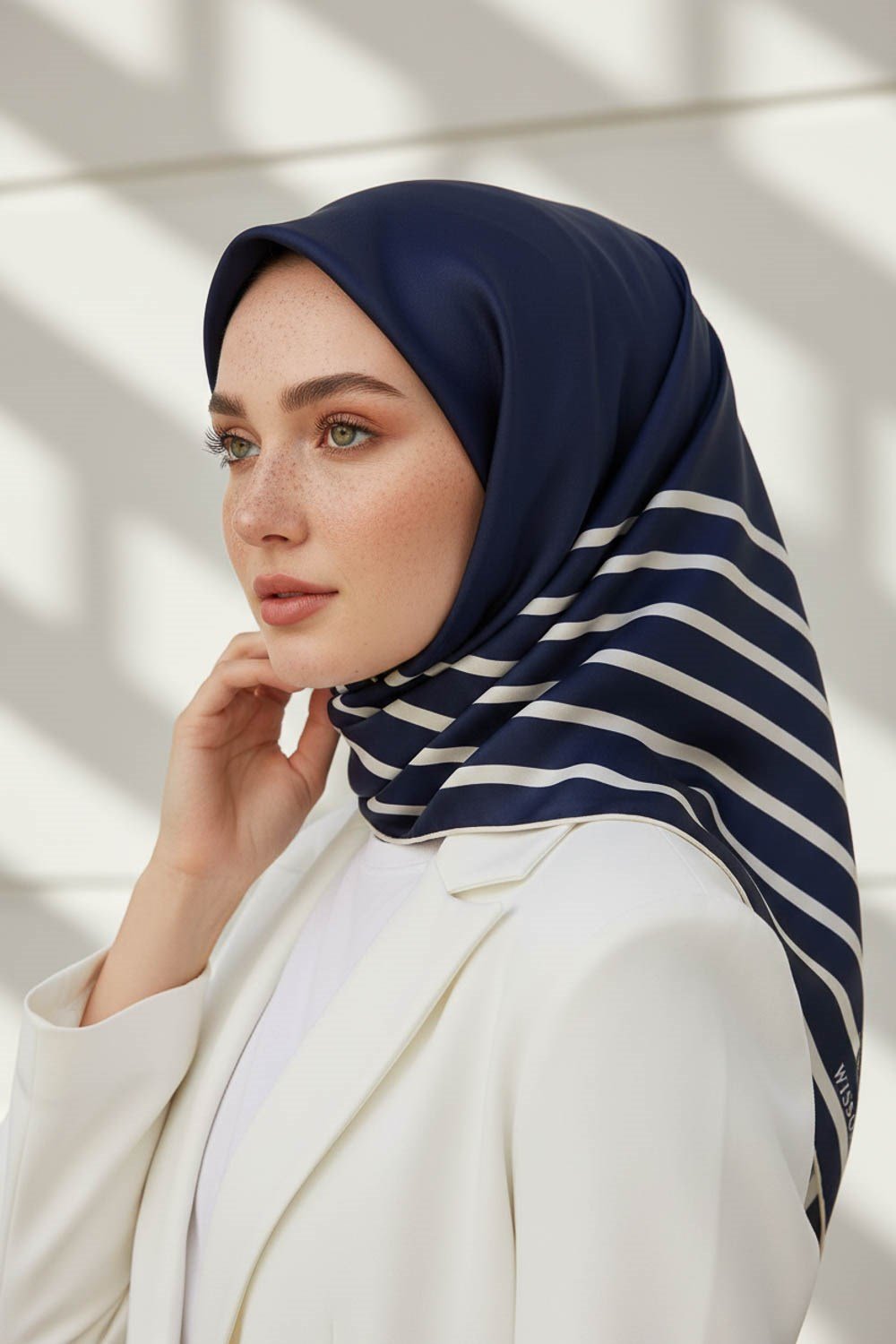 %100 Twill İpek Çizgili Desenli Lacivert - Krem Renkli 90x90 Eşarp Dikim Şekli : El Dikişi