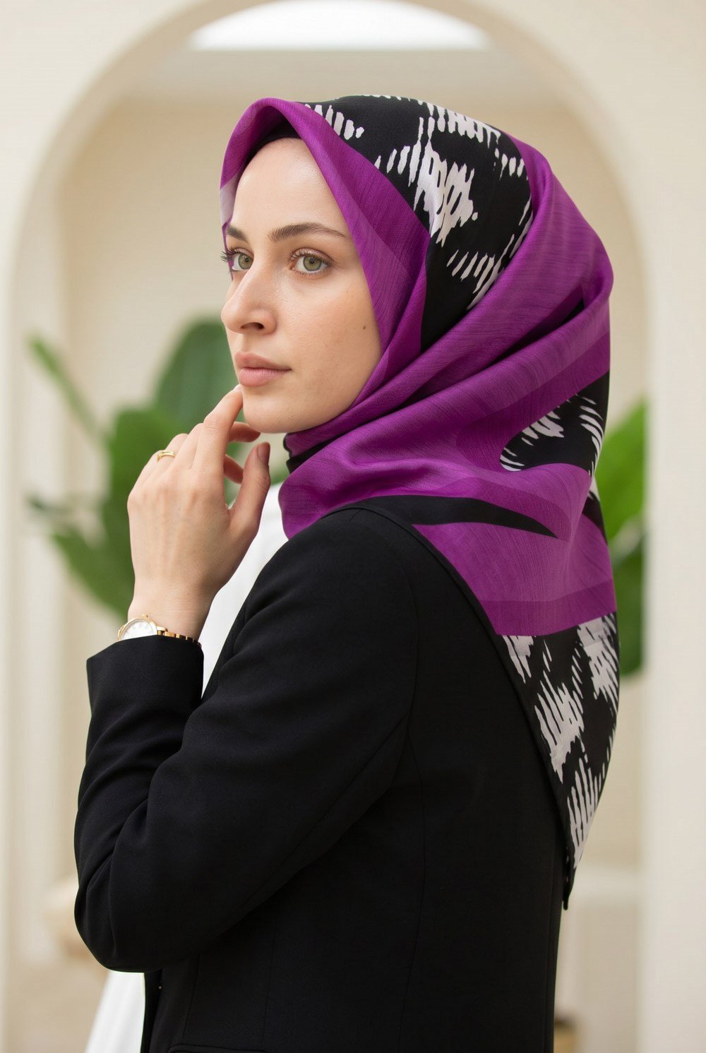 %100 Twill İpek Kazayağı Desenli Fuşya - Siyah Renkli 90x90 Eşarp Kenar Dikiş Şekli El Dikişli