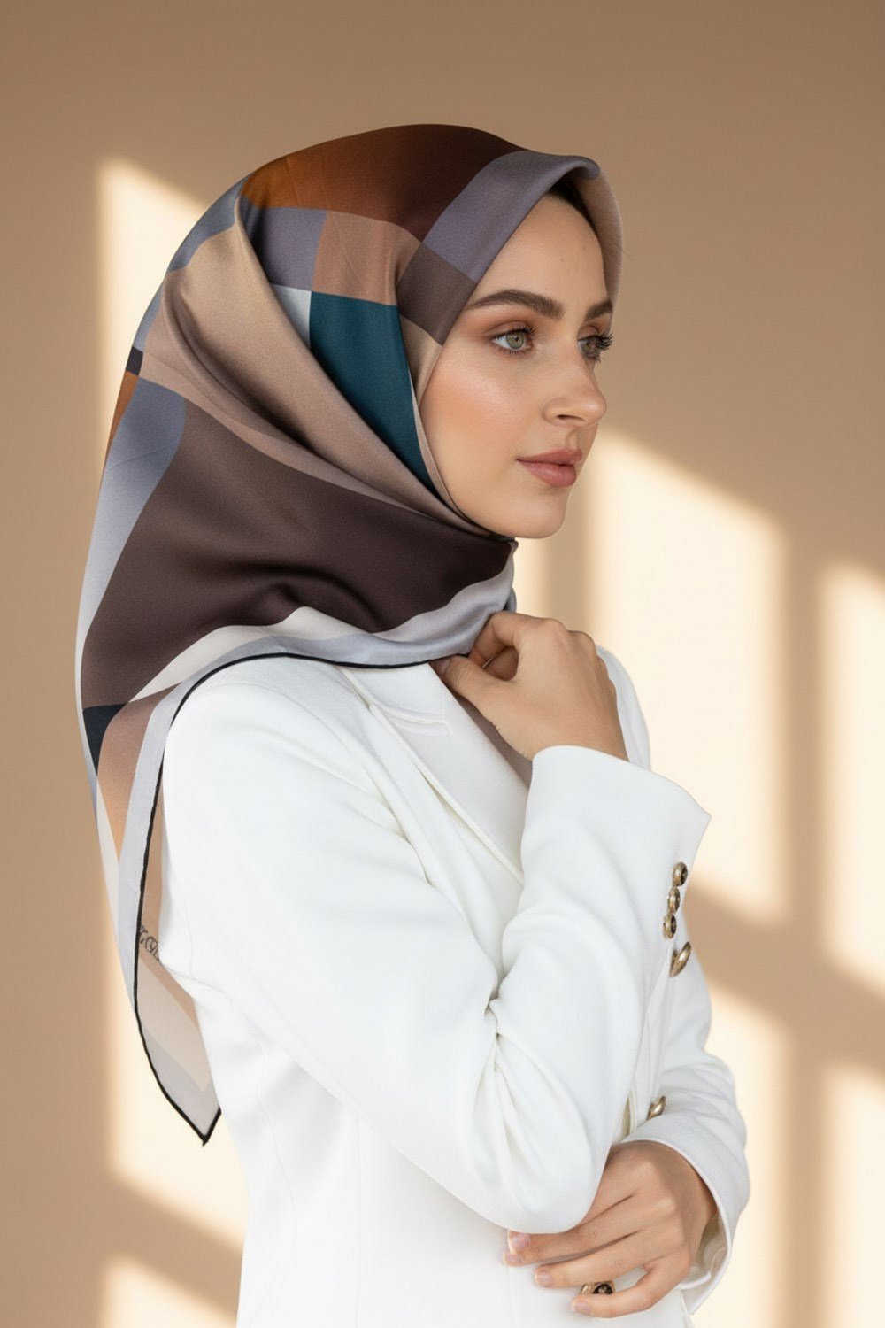 %100 Twill İpek Geometrik Desenli Petrol Mavisi - Gri Renkli 90x90 Eşarp Dikim Şekli : El Dikişi