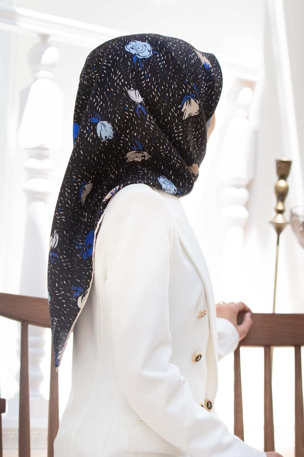 %100 Twill İpek Çıtır Çiçek Desenli Siyah - Saks Renkli 90x90 Eşarp Dikim Şekli : El Dikişi
