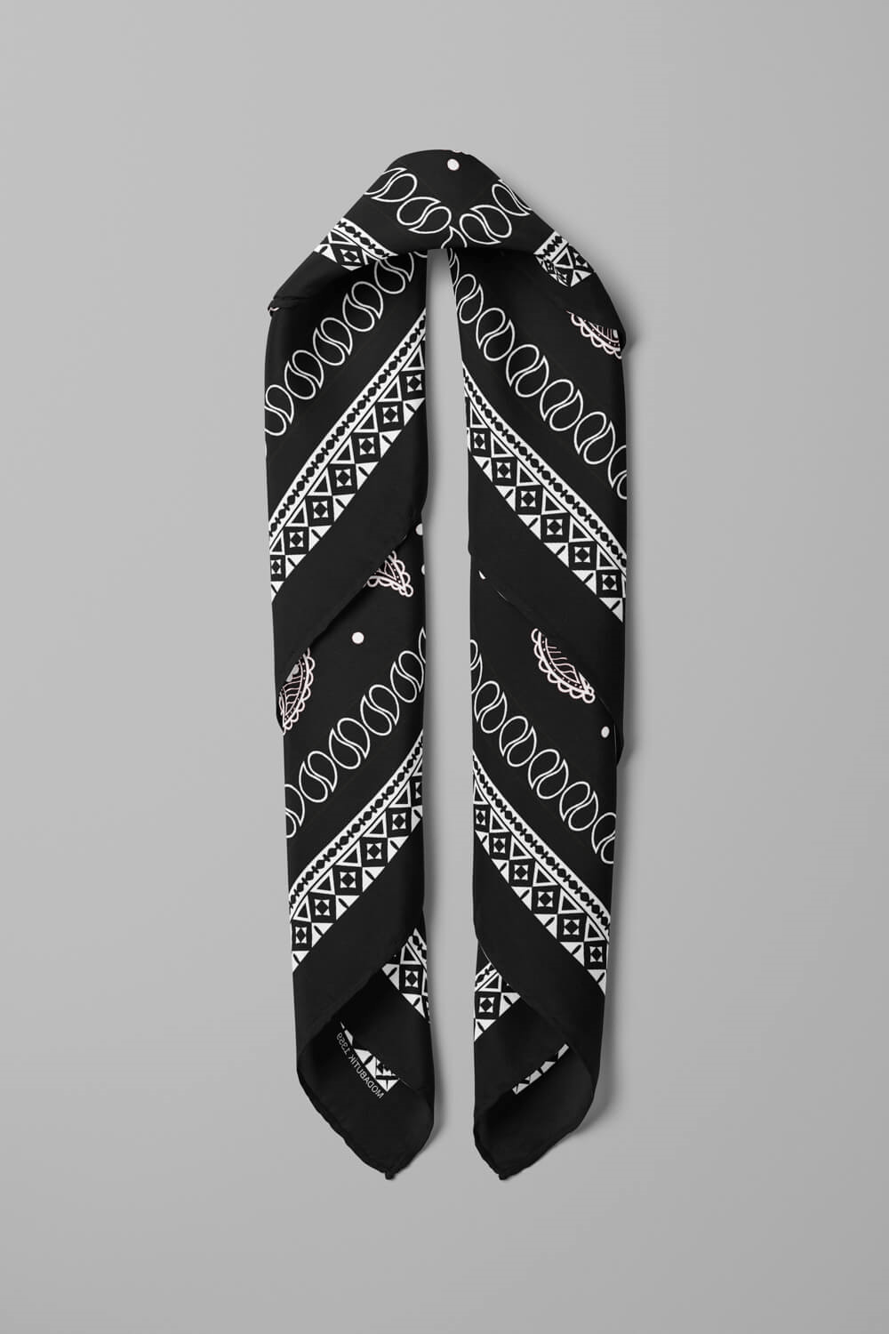 F46 Kadın Siyah Beyaz Şal Desenli 50x50 Bandana HYL DG01359-22