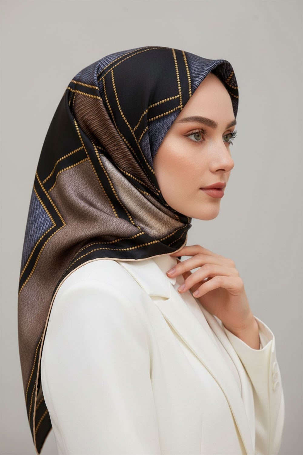 100% Twill İpek Gold Detaylı Kare Desenli Gri - Bej Renkli 90x90 Dikim Şekli : El Dikişi