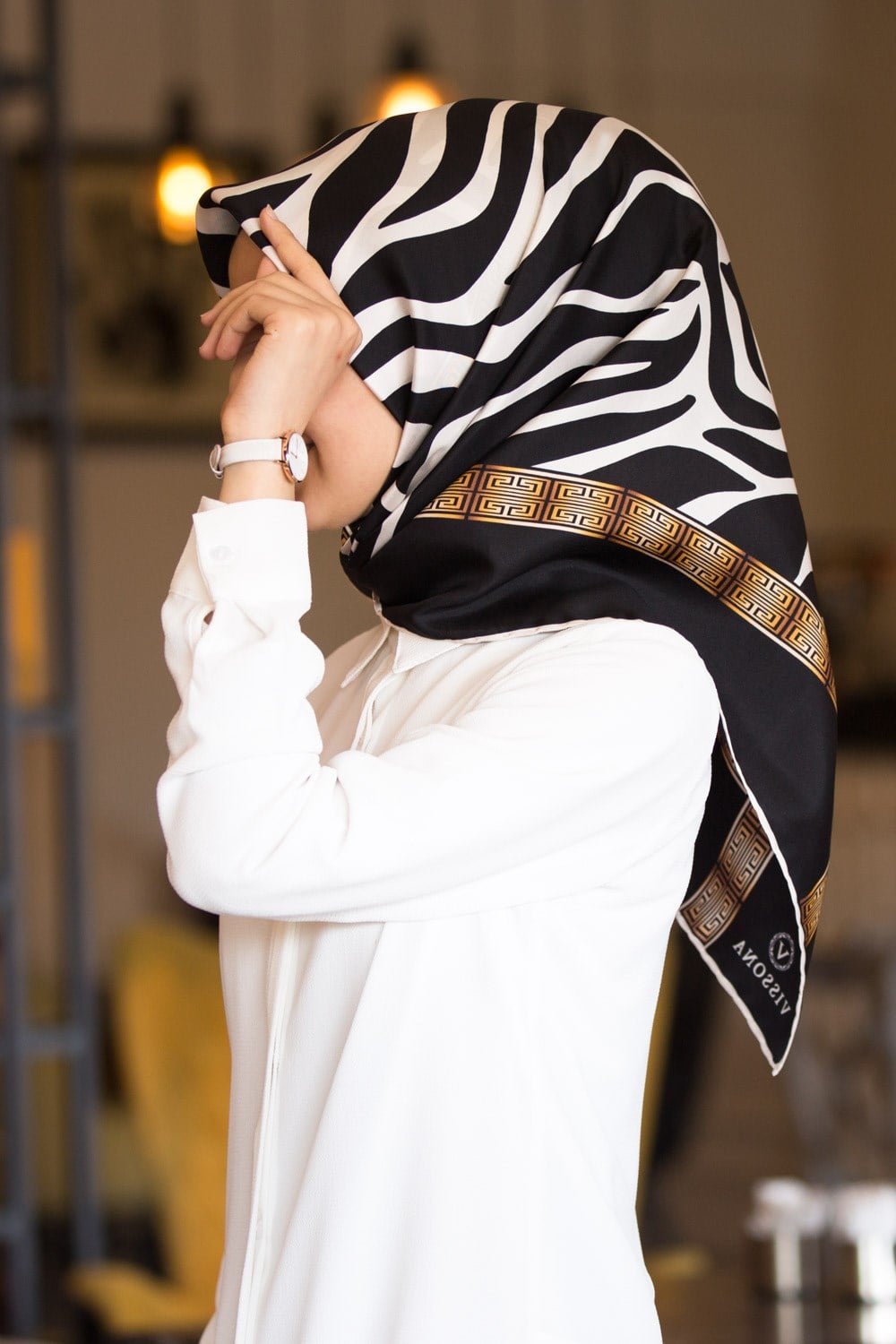 %100 Twill İpek Zebra Desenli Siyah - Beyaz Renkli 90x90 Eşarp Dikim Şekli : El Dikişi