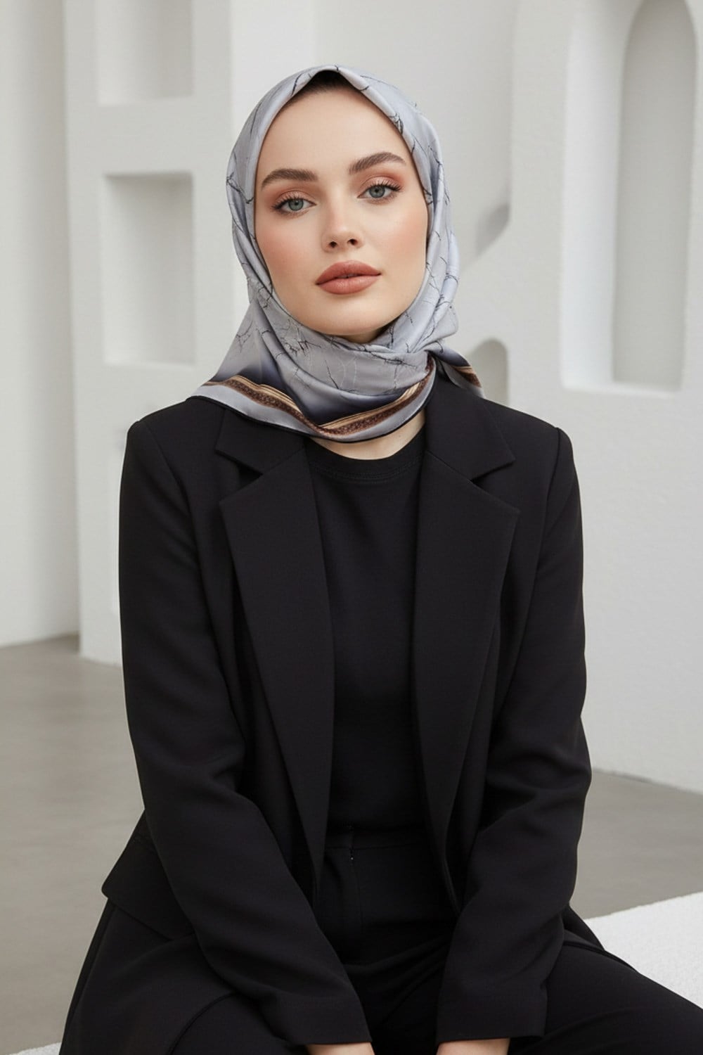 % 57 İPEK % 43 VİSKON Twill İpek Mermer Desenli Gümüş Renkli 90x90 Eşarp Dikim Şekli : El Dikişi