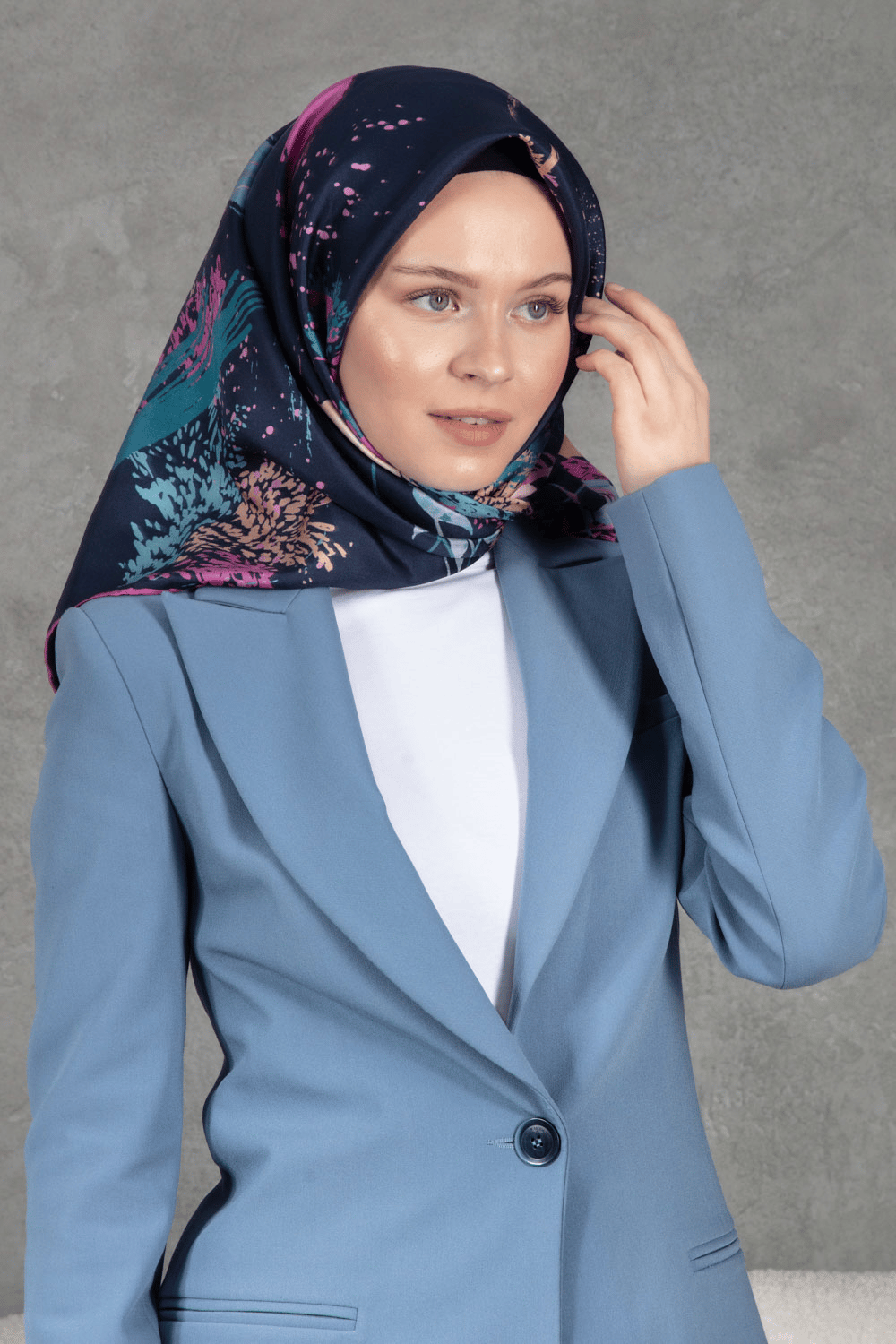%100 Twill İpek Suluboya Çiçek Desenli Lacivert - Pembe Renkli 90x90 Eşarp Dikim Şekli : El Dikişi