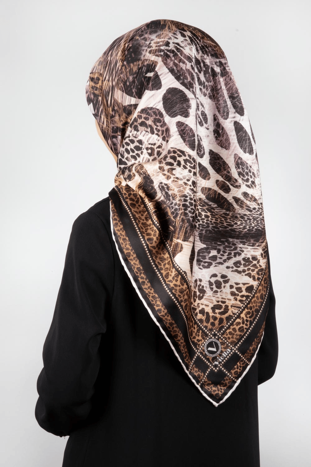 Twill Leopar Desenli Siyah Renkli 90x90 Eşarp (İpek İçermez) Kenar Dikiş Şekli El Dikişli