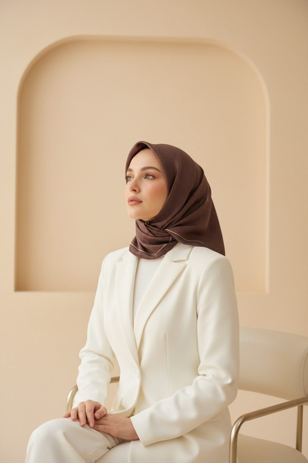 %100 Twill İpek Minik Motif Desenli Kahverengi Renkli 90x90 Eşarp Dikim Şekli : El Dikişi