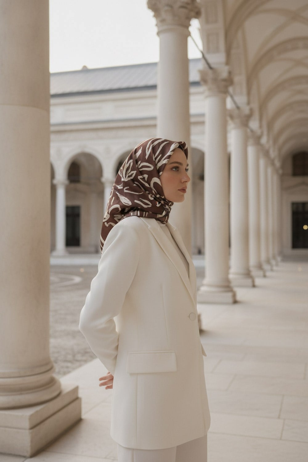 %100 Twill İpek Büyük Çiçek Desenli Kahverengi Renkli 90x90 Eşarp Dikim Şekli : El Dikişi
