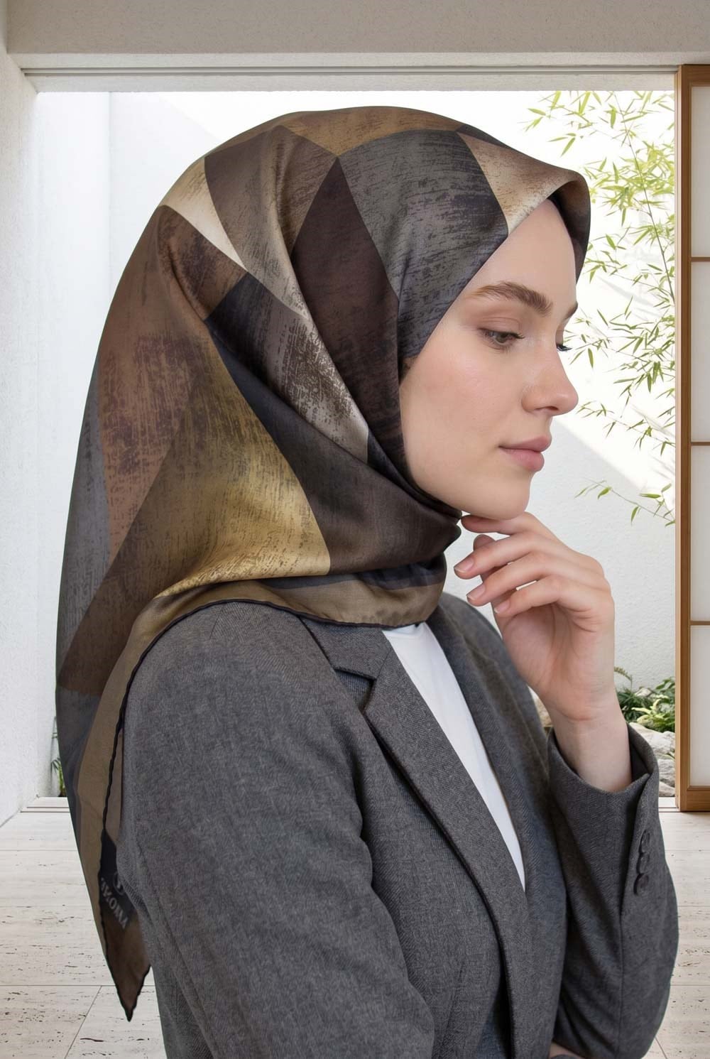 %100 Twill İpek Geometrik Desenli Bej - Gri Renkli 90x90 Eşarp Dikim Şekli : El Dikişi
