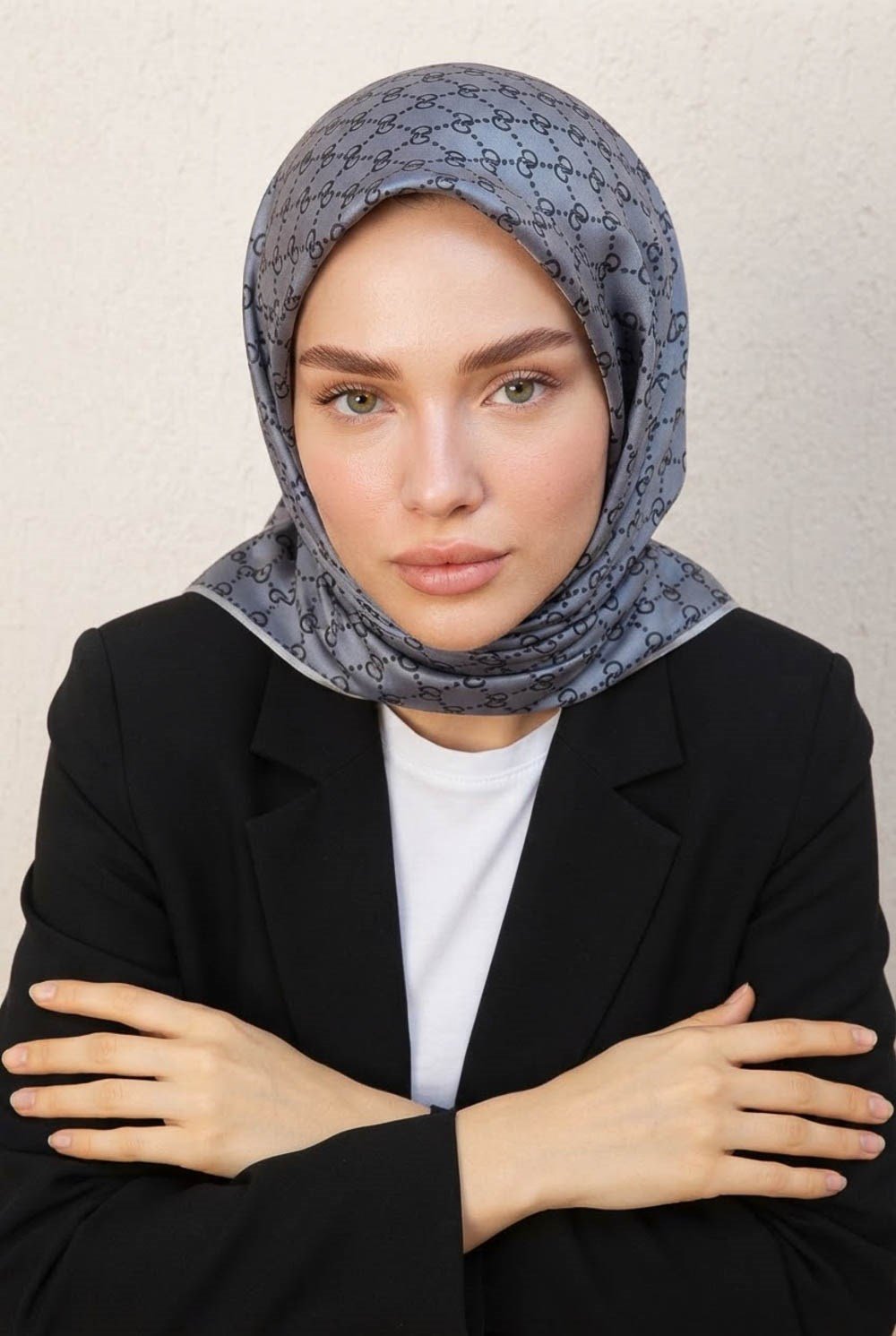 %57 İPEK %43 VİSKON Twill İpek Leopar Desenli Siyah - Gri Renkli 90x90 Eşarp Dikim Şekli : El Dikişi