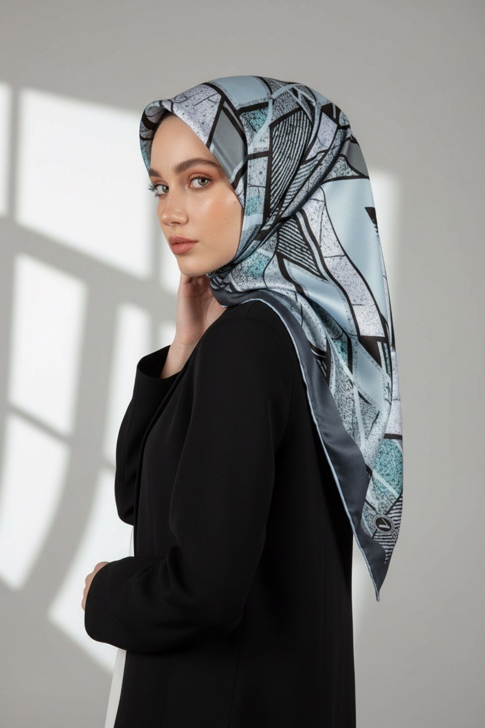 Kristal Geometrik Desenli Turkuaz Renkli 90x90 Eşarp (İpek İçermez) Kenar Dikiş Şekli El Dikişli