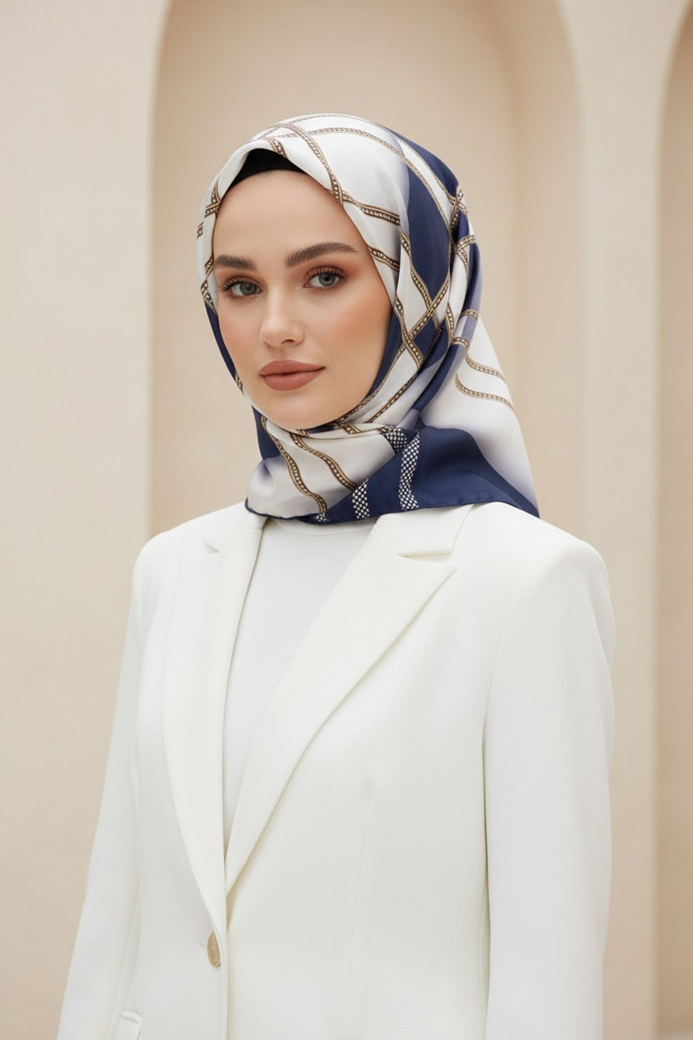 %100 Twill İpek Geometrik Desenli Lacivert - Krem Renkli Renkli 90x90 Eşarp Dikim Şekli : El Dikişi
