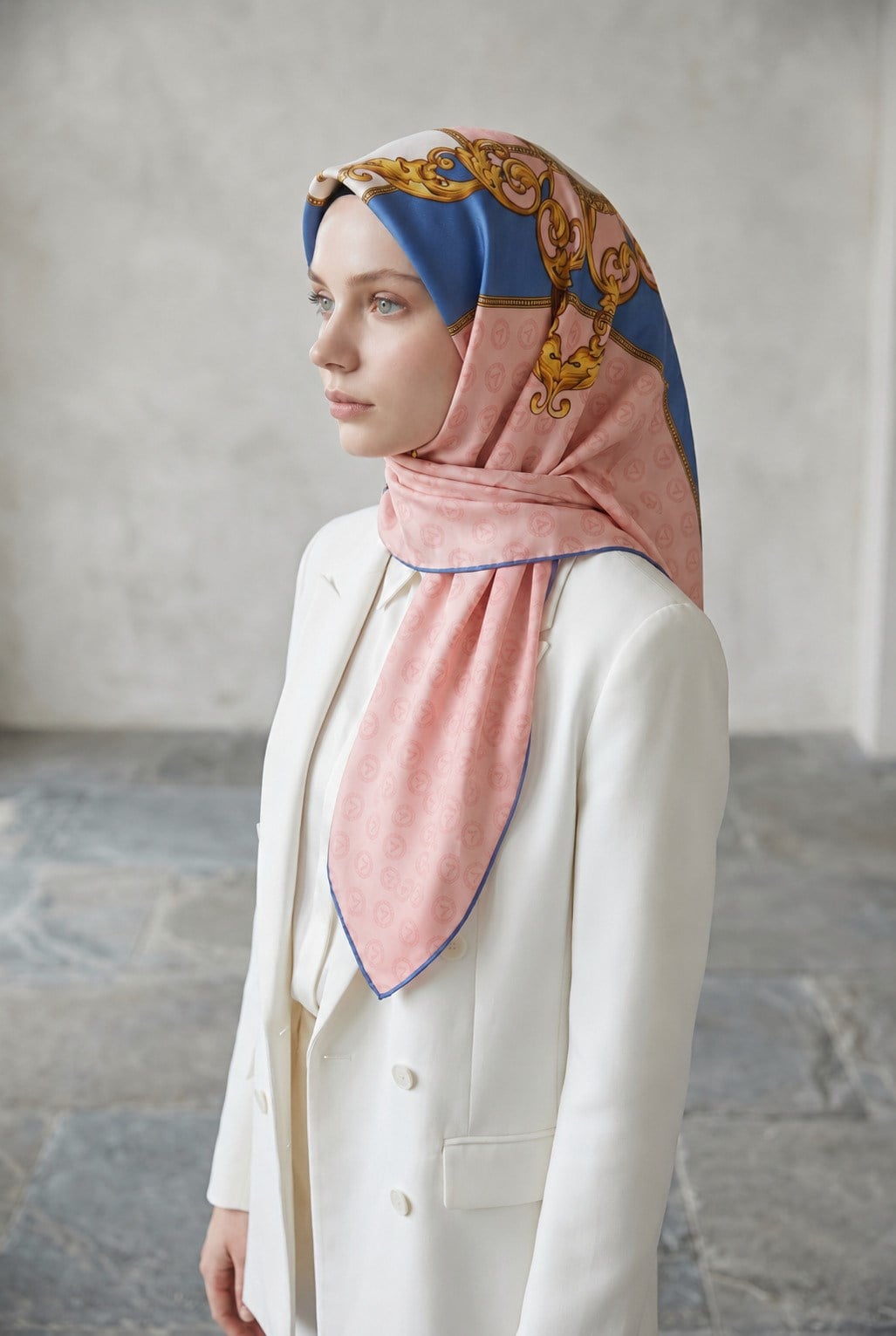 %100 Twill İpek Monogram Ve Barok Desenli Bebe Mavisi - Pudra Renkli 90x90 Eşarp Dikim Şekli : El Dikişi