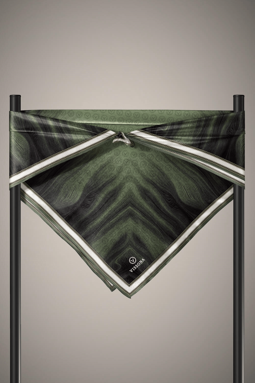 100% Twill İpek Monogram Desenli Haki Renkli 90x90 Dikim Şekli : El Dikişi Eşarp