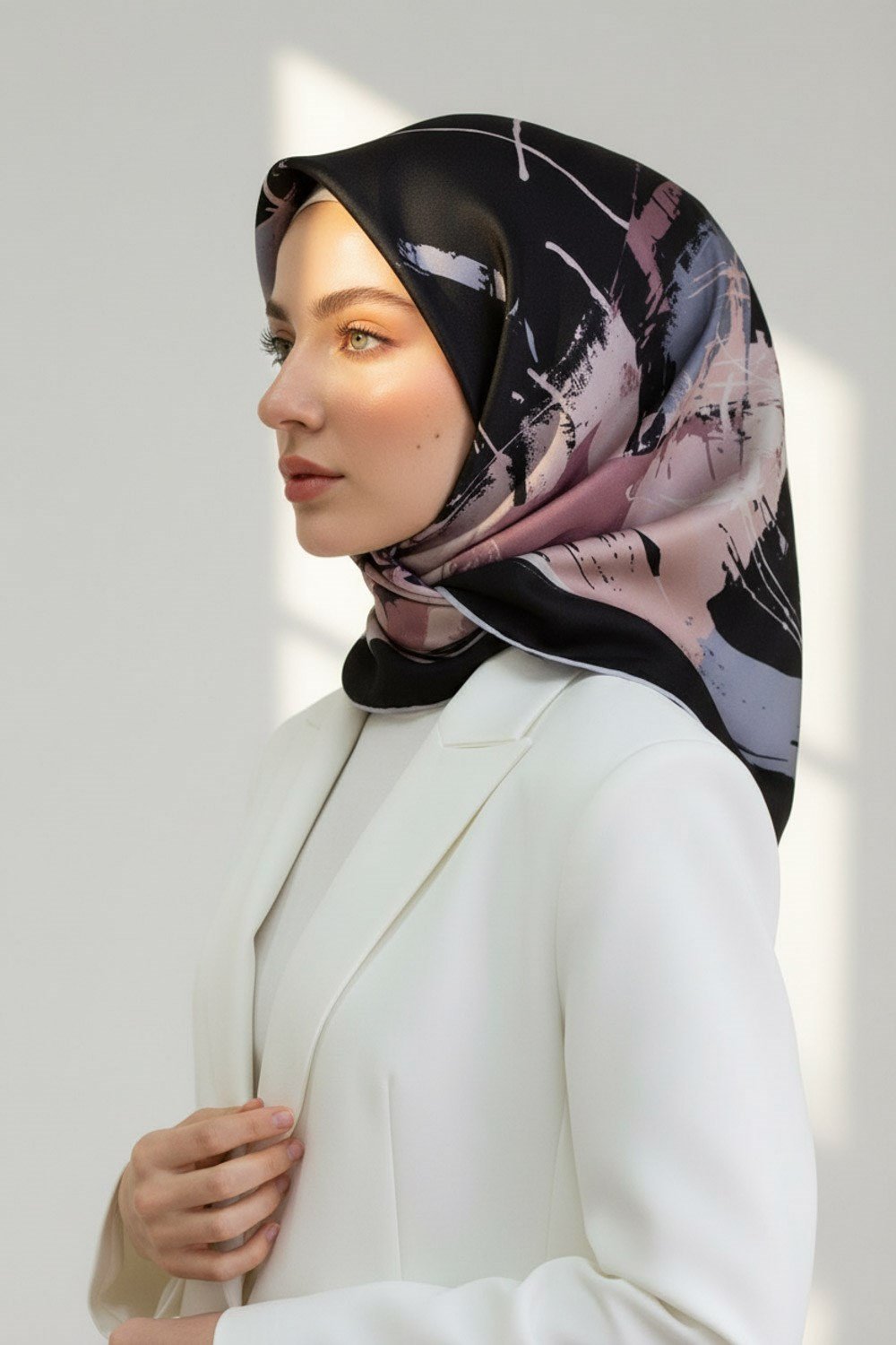 % 57 İPEK % 43 VİSKON Twill İpek Geometrik Desenli Siyah - Pudra Renkli 90x90 Eşarp Dikim Şekli : El Dikişi