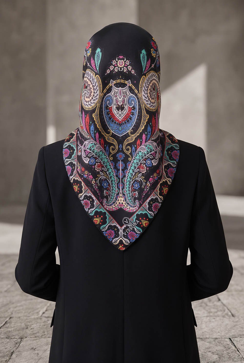 100% Twill İpek Etnik Desenli Siyah - Fuşya Renkli 90x90 Dikim Şekli : El Dikişi Eşarp