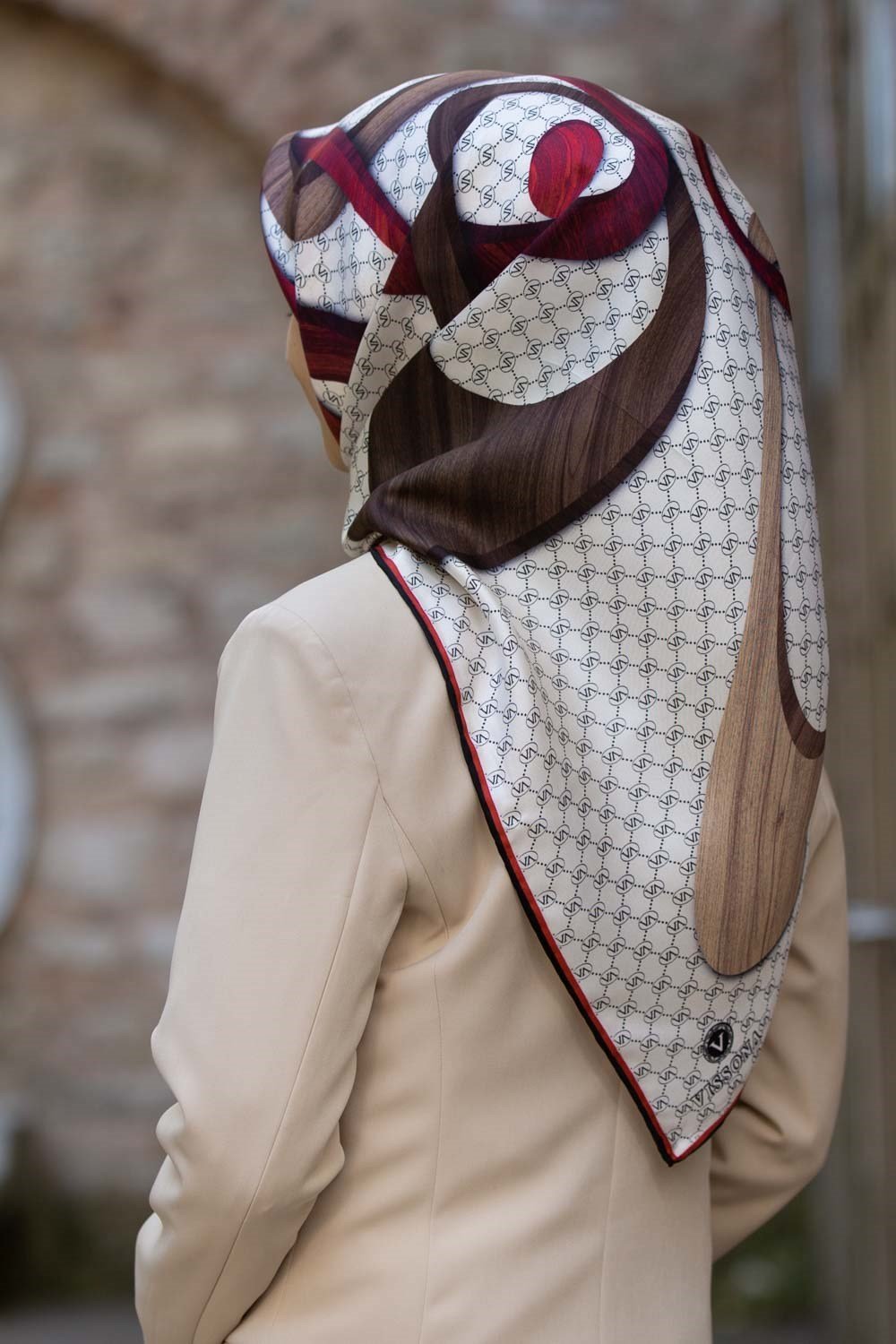 100% Twill Geometrik Halka Desenli Bordo - Vizon Renkli 90x90 Dikim Şekli : El Dikişi Eşarp