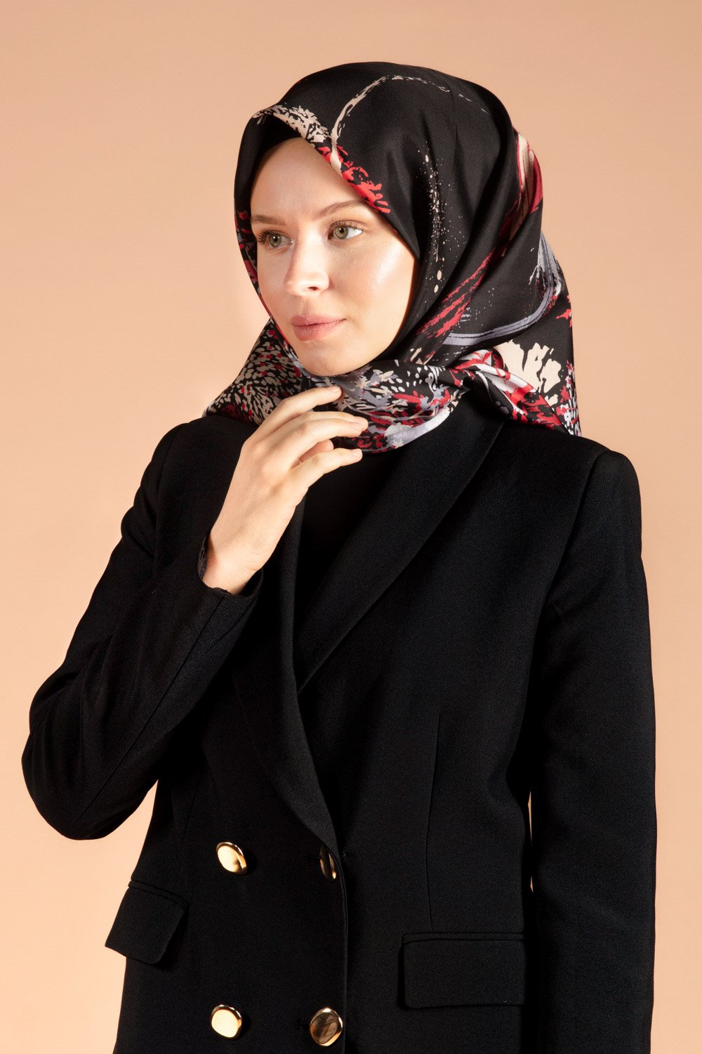 %100 Twill İpek Suluboya Çiçek Desenli Siyah - Bordo Renkli 90x90 Eşarp Dikim Şekli : El Dikişi