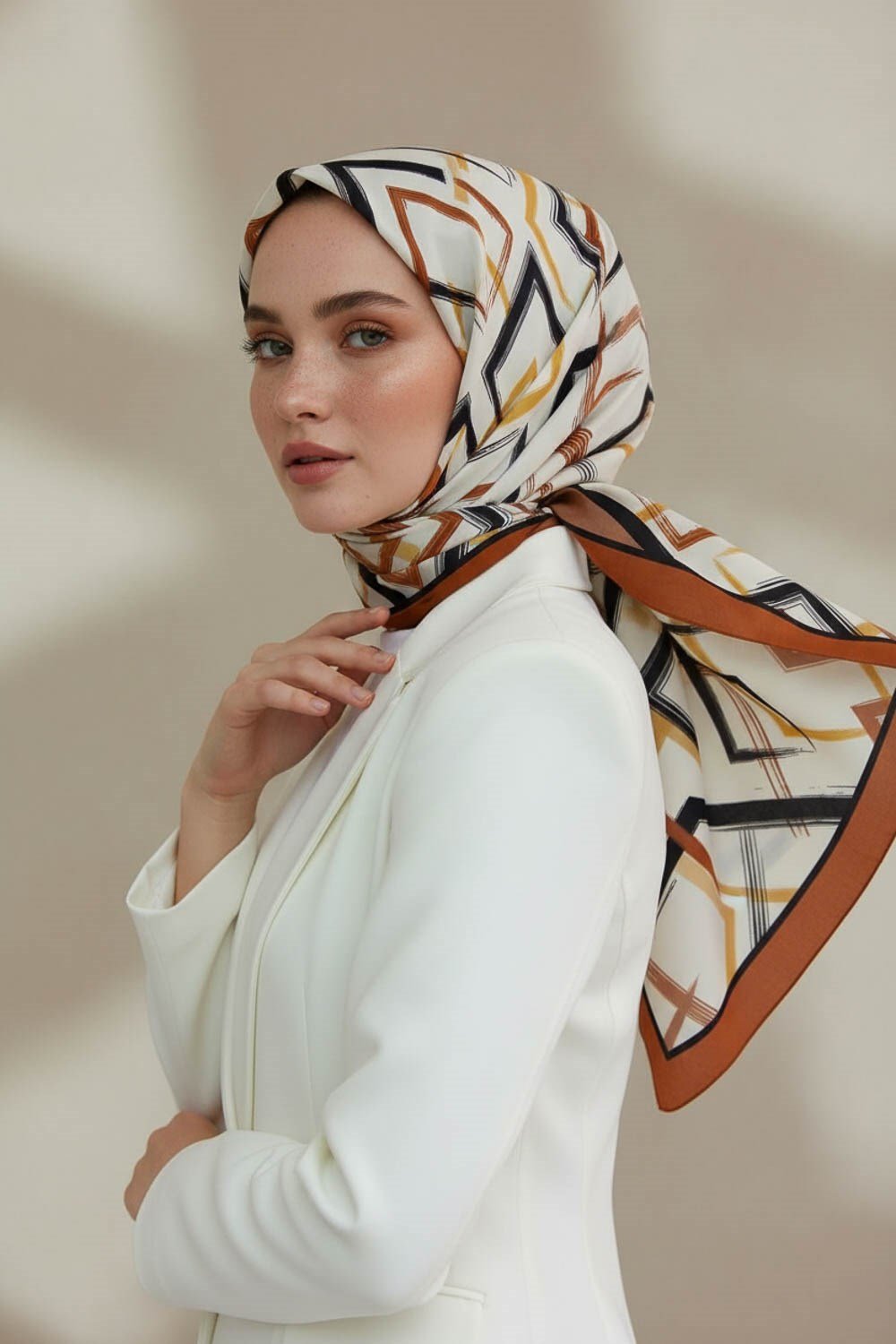 KREP GEOMETRİK DESENLİ TABA RENKLİ 75X195 KIRIŞMAZ ŞAL