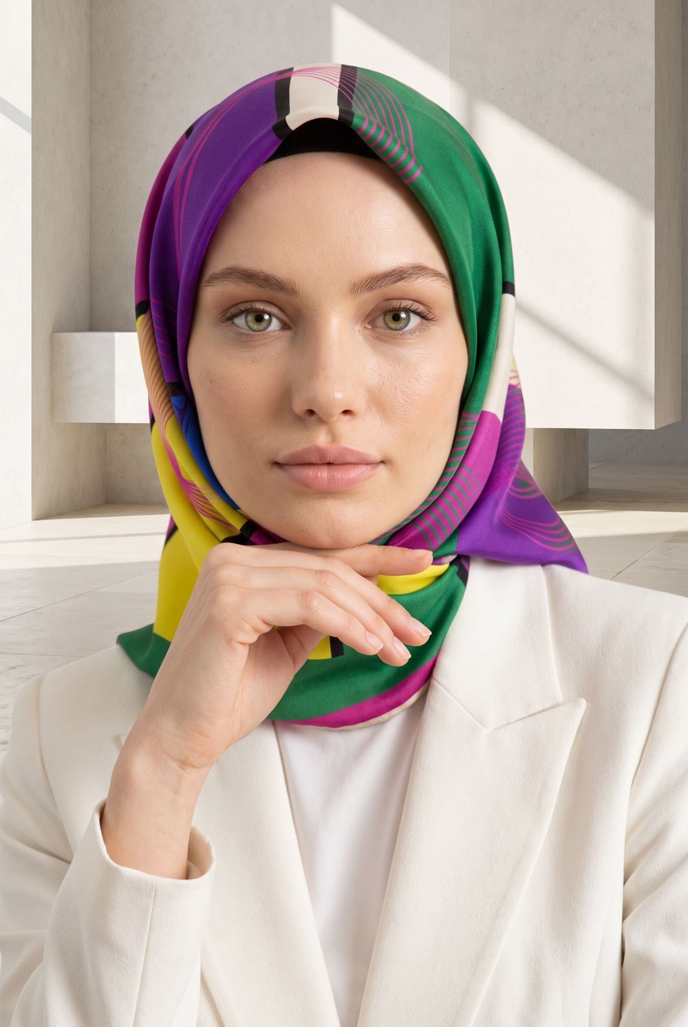 %100 Twill İpek Geometrik Desenli Zümrüt Yeşili - Fuşya Renkli 90x90 Eşarp Dikim Şekli : El Dikişi