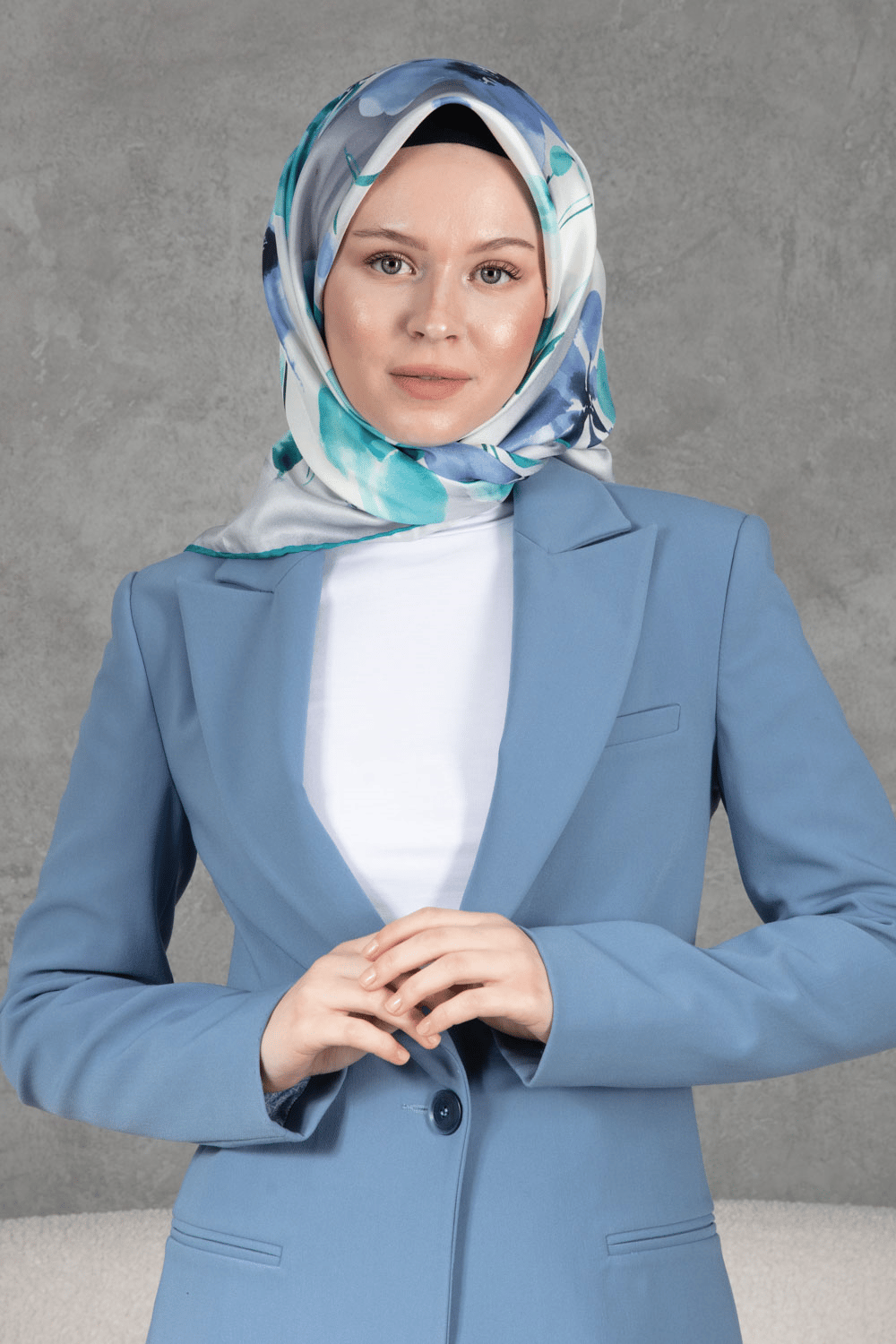 %100 Twill İpek Çiçek Desenli Gri - İndigo Renkli 90x90 Dikim Şekli : El Dikişi Eşarp