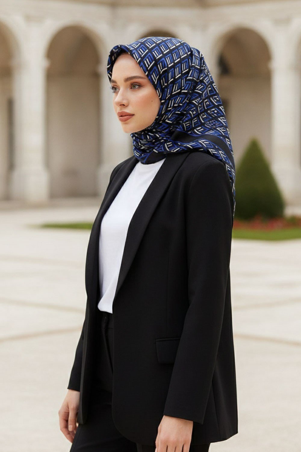 % 57 İPEK % 43 VİSKON Twill İpek Geometrik Desenli Siyah - Saks Renkli 90x90 Eşarp Dikim Şekli : El Dikişi