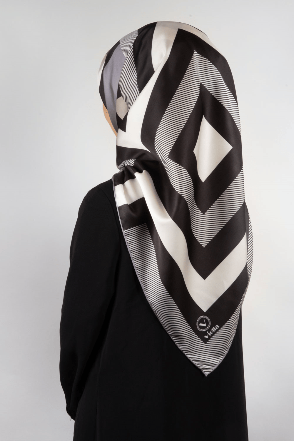 Twill Geometrik Desenli Gümüş Renkli 90x90 Eşarp (İpek İçermez) Dikim Şekli : El Dikişi
