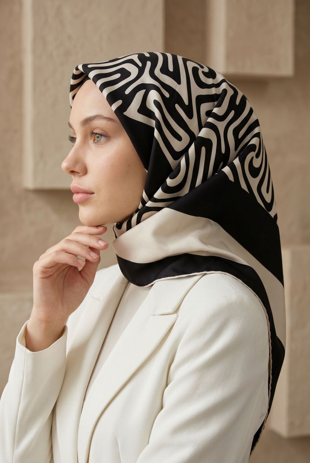 100% Twill İpek Bordürlü Dalga Desenli Siyah - Krem Renkli 90x90 Dikim Şekli : El Dikişi Eşarp