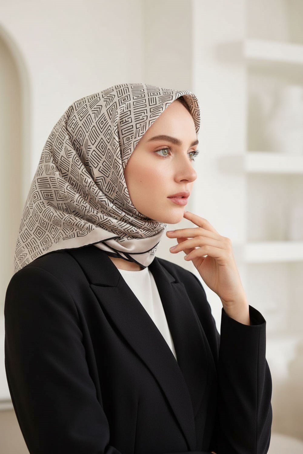 %57 İPEK %43 VİSKON Twill İpek Etnik Motif Desenli Krem - Siyah Renkli 90x90 Eşarp Dikim Şekli : El Dikişi