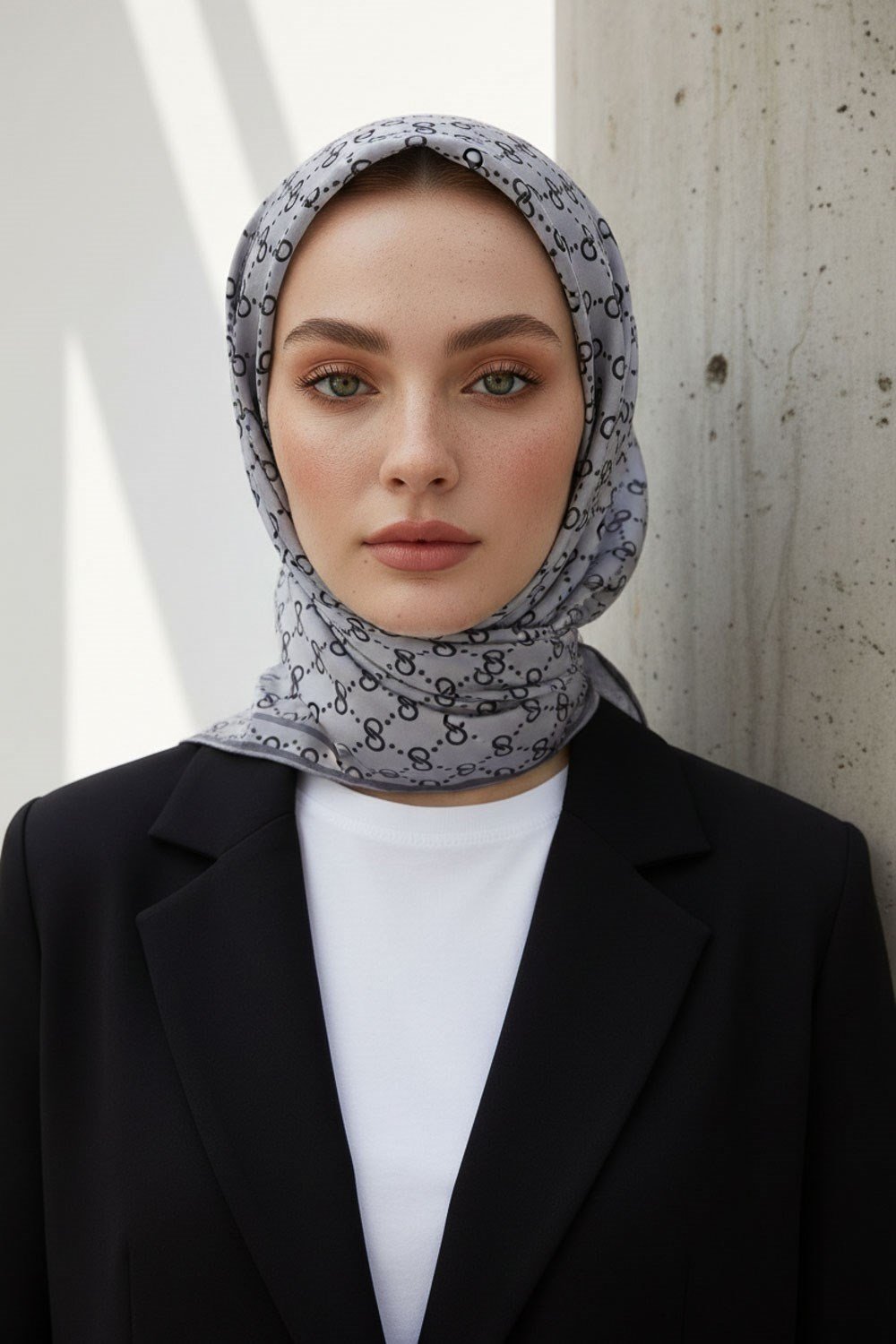 %57 İPEK %43 VİSKON Twill İpek Leopar Desenli Gri Renkli 90x90 Eşarp Dikim Şekli : El Dikişi