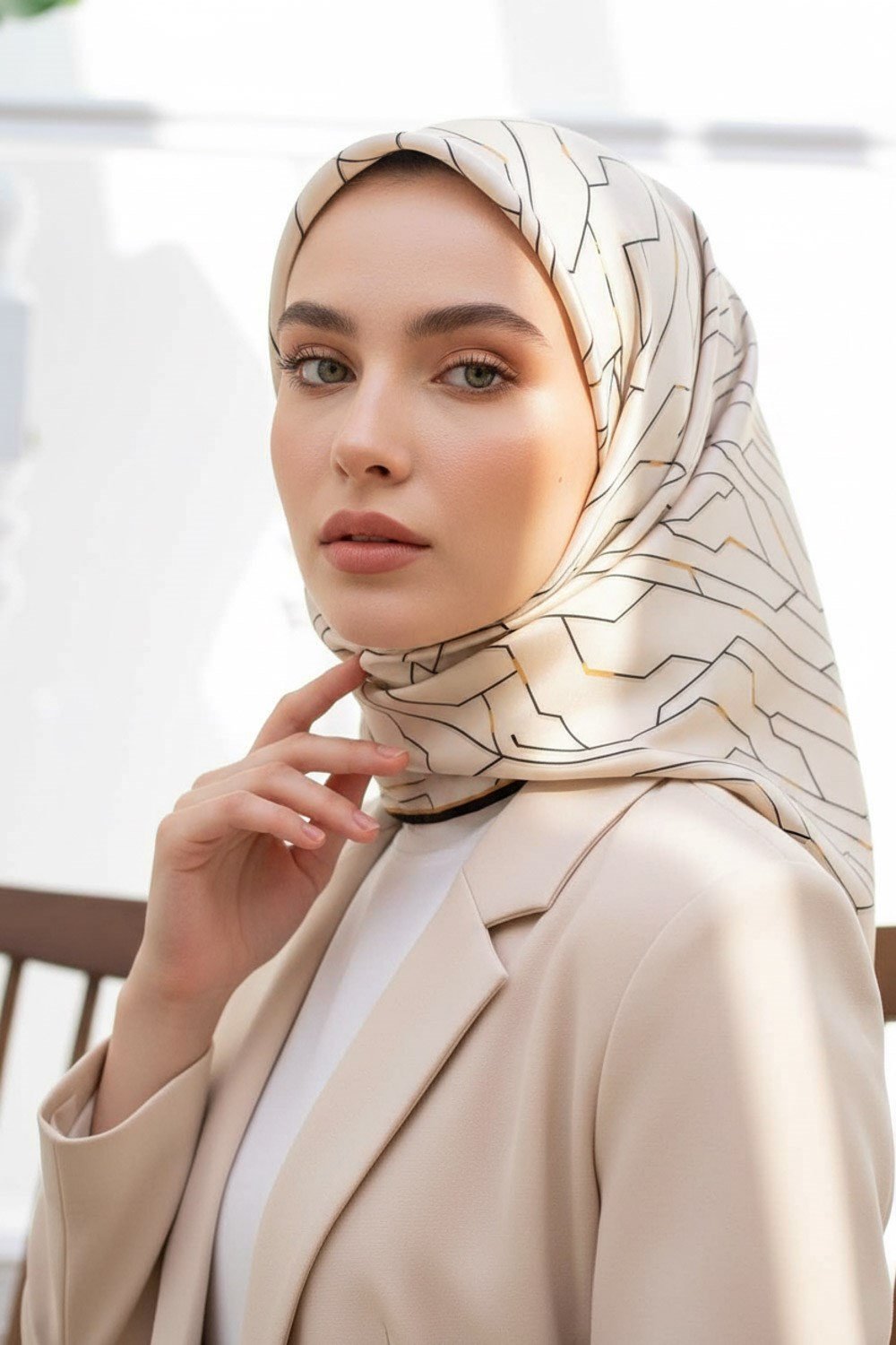 % 57 İPEK % 43 VİSKON  Twill İpek Geometrik Desenli Gold - Krem Renkli 90x90 Eşarp Dikim Şekli : El Dikişi