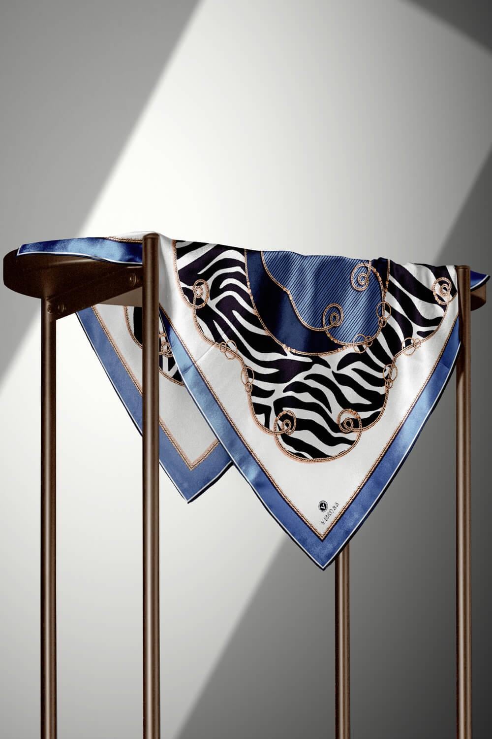 %100 Twill İpek Zincirli Ve Zebra Desenli İndigo - Lacivert Renkli 90x90 Eşarp Dikim Şekli : El Dikişi