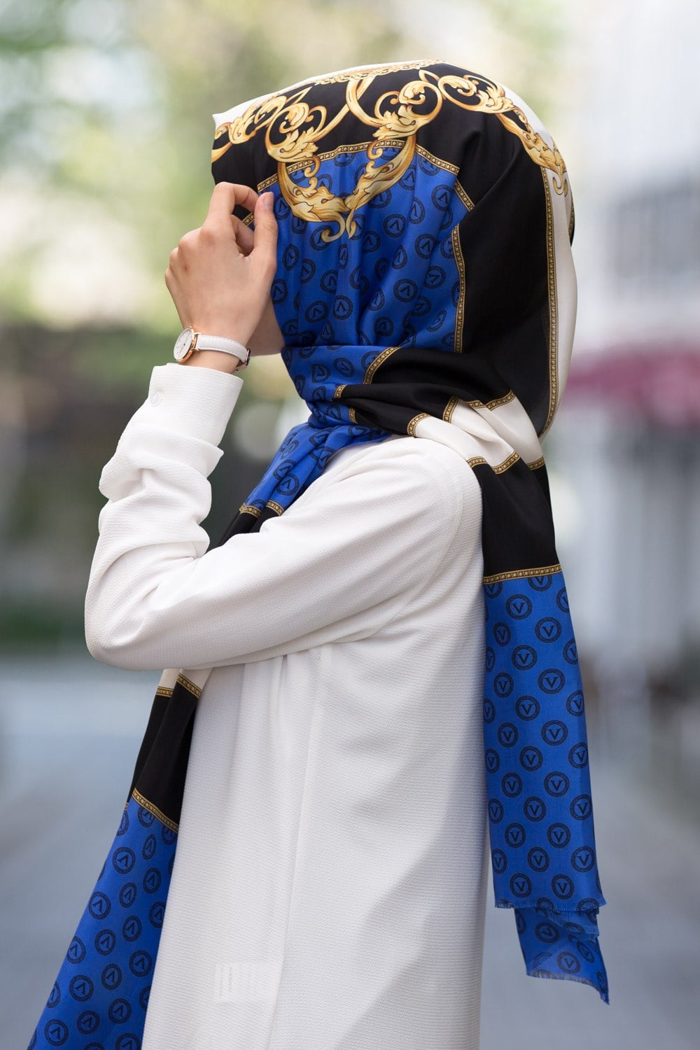 %100 Saf İpek Şal İnce Saten Vual Dokuma Monogram Ve Varak Desenli Saks - Gold Renkli 90x210 Şal