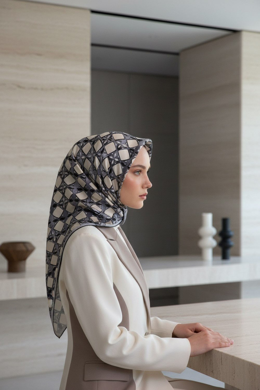 %100 Twill İpek Geometrik Desenli Krem - Gri Renkli 90x90 Eşarp Dikim Şekli : El Dikişi